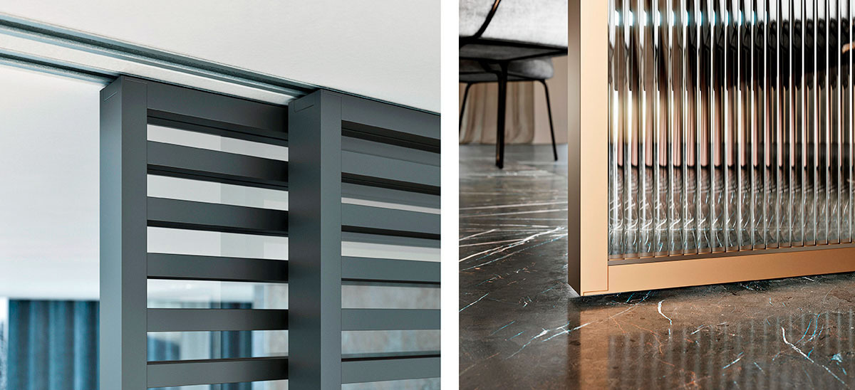 Detail uchytenia dverí IDEALINE HORIZONTAL do posuvu do stropu PREMIUM (vľavo). Detail dverí IDEA – naviazanie na podlahu bez nutnosti prechodovej lišty