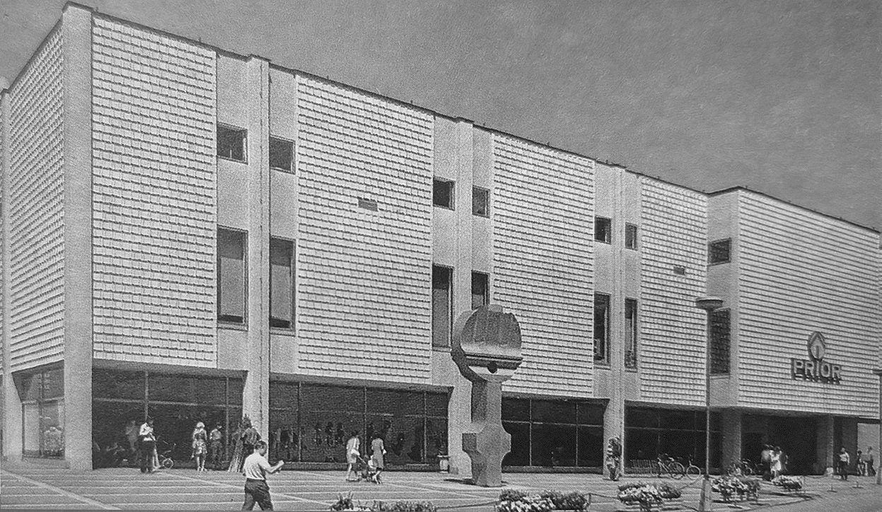 Obchodný dom Prior Trenčín s originálnou fasádou,