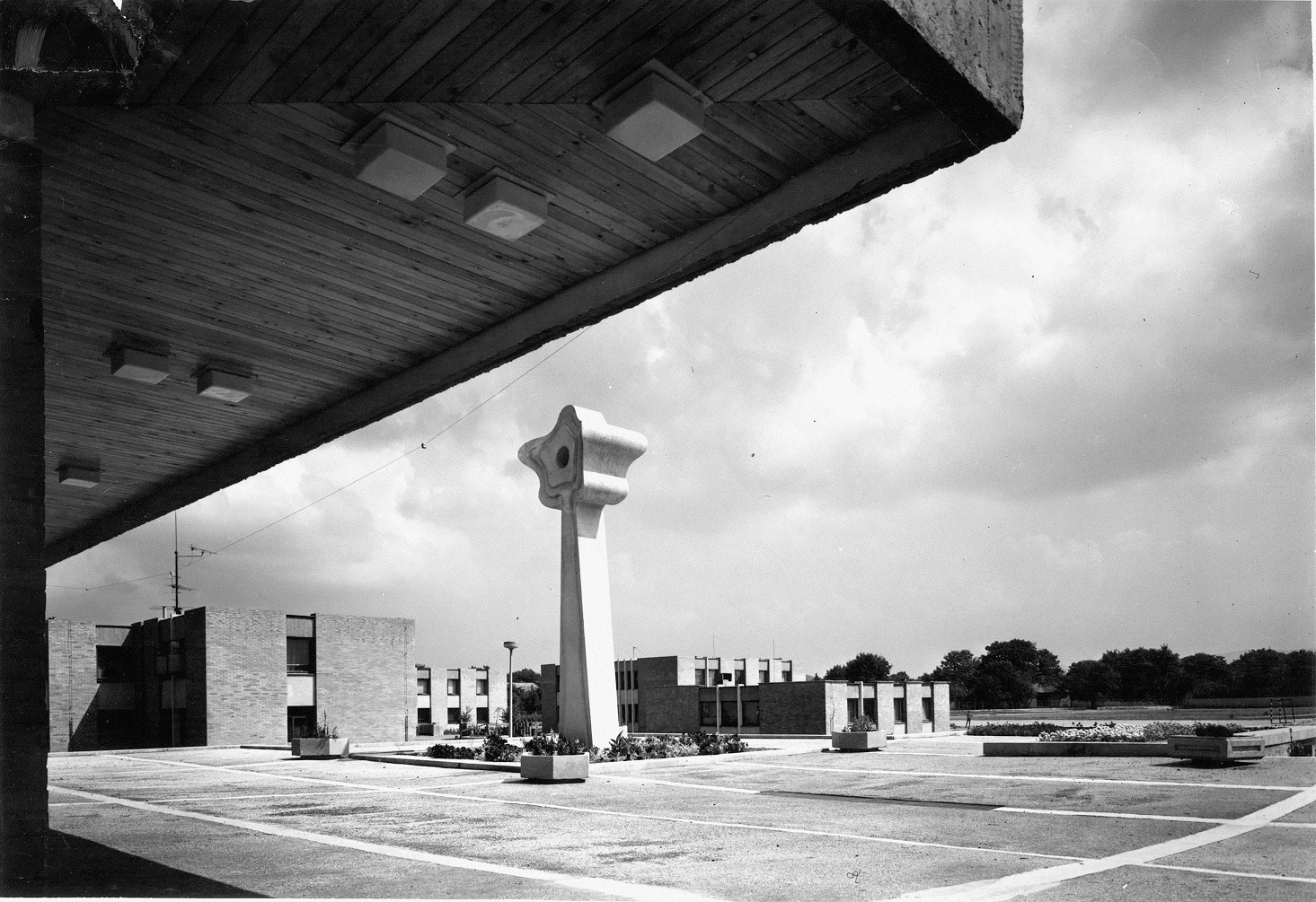 Pohľad na centrum Detského mestečka v Zlatovciach so sochou Karola Lacka a obytnú skupinu pre 7 – 18-ročné deti v pozadí