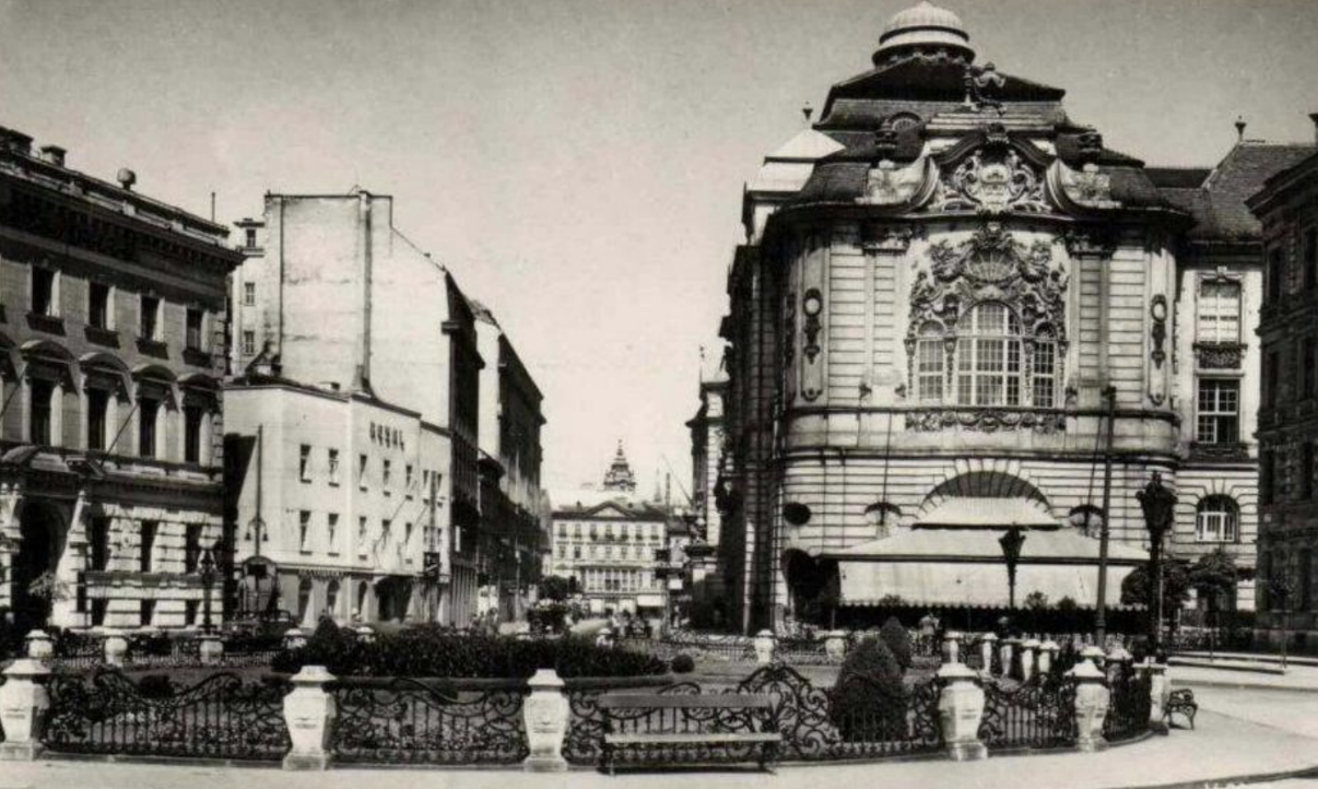 Námestie po odstránení sochy M. Terézie - stav 1921 -1938, budova Reduty vznikla v 1919,  oplotenie miniparčíka ostalo po soche M.Terézie, po vybudovaní pomníka M.R.Štefánika  bolo prenesené k Dómu sv. Martina odkiaľ bez stopy zmizlo pri výstavbe Mosta SNP