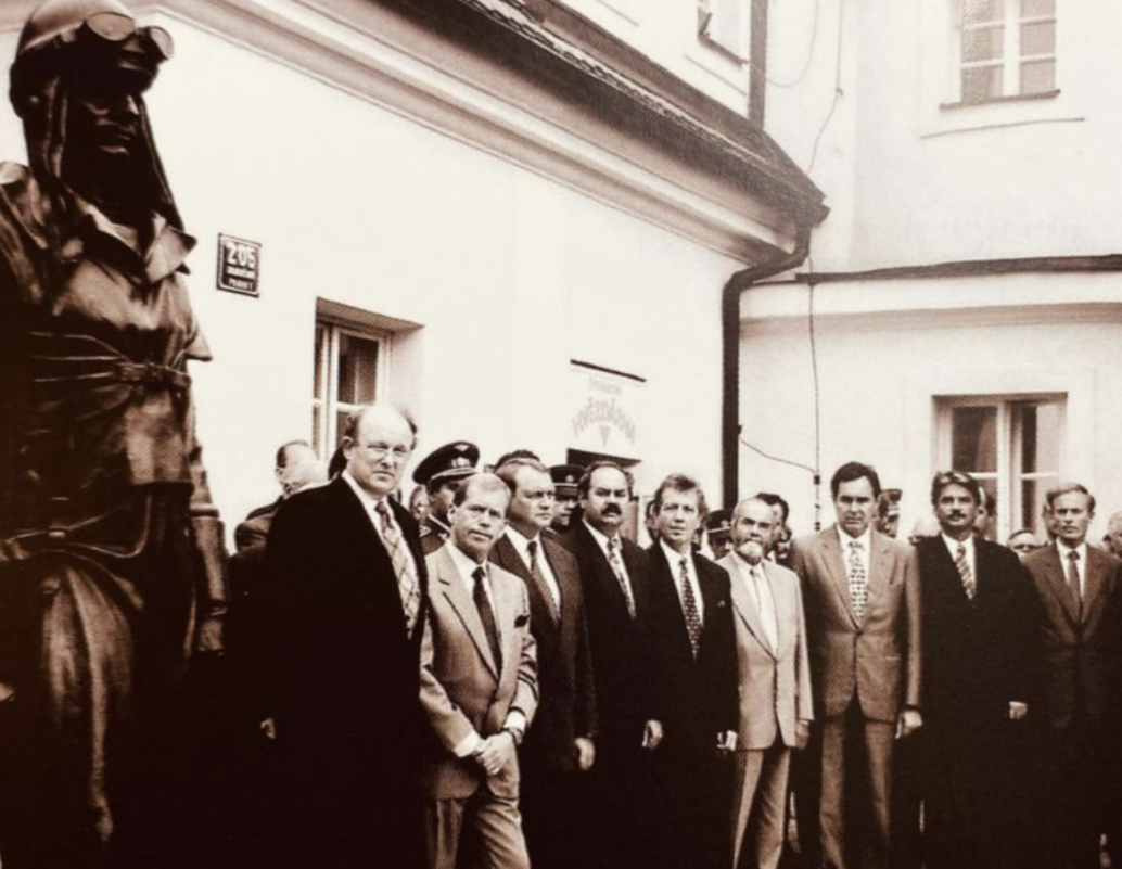 Odhalenie pamätníka pred hvezdárňou M.R.Štefánika v Prahe 