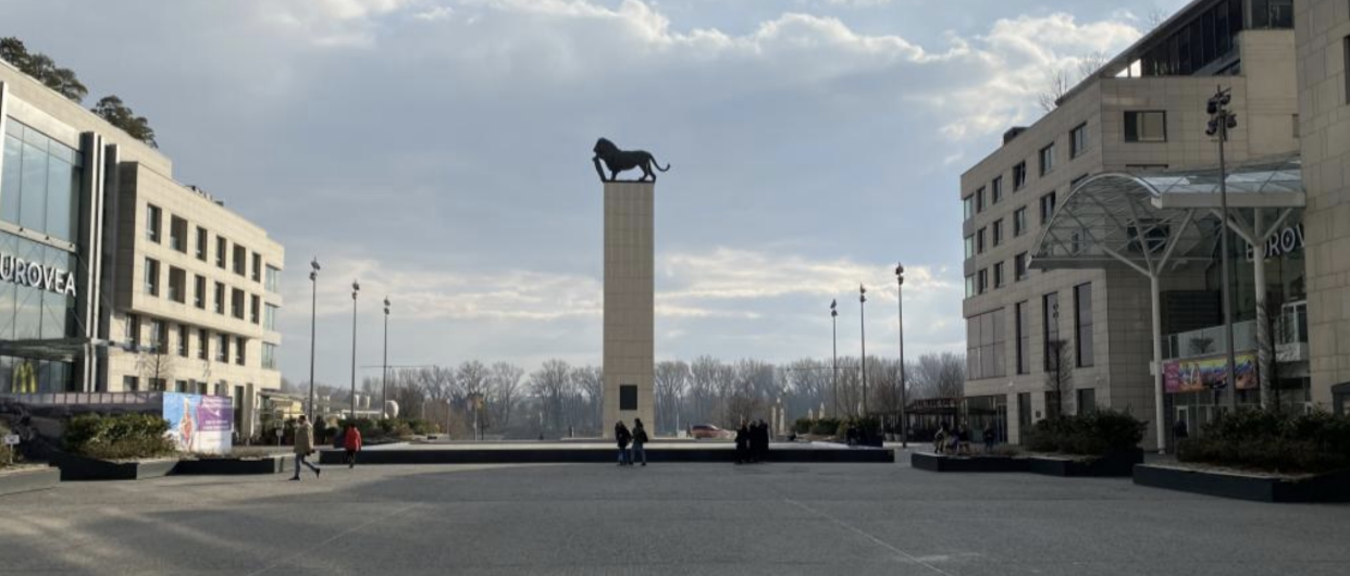 Pohľad cez pamätník do priestoru za rieku od SND – môže byť znehodnotený výstavbou pešieho  mosta v osi priestoru