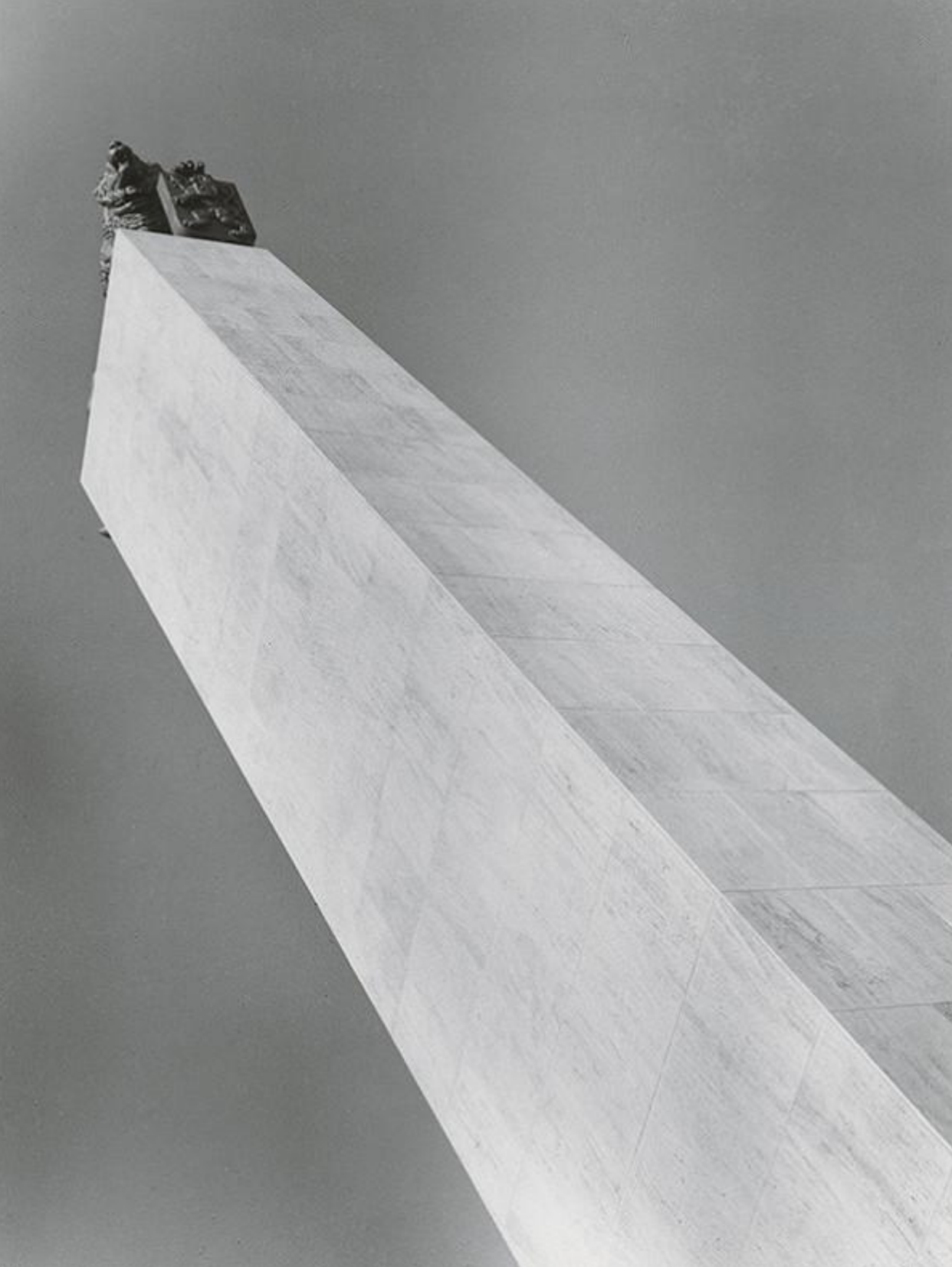 Dobová fotografia po odhalení pamätníka