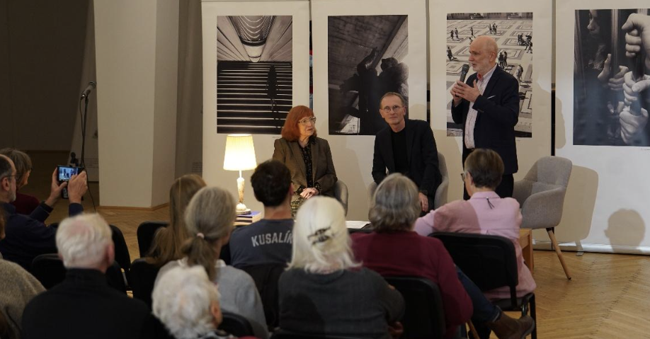 Predstavenie knihy vo veľkej sále Galérie Umelka, zľava: Zuzana Bartošová, Michal Bogár a Pavol Kráľ