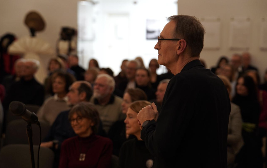 Výstava a predstavenie knihy Priame spoje / Lignes directes, Paris – Bratislava 2015-2024. Galérie Umelka; december 2025 (foto M. Bogár ml., 11.12.2025).