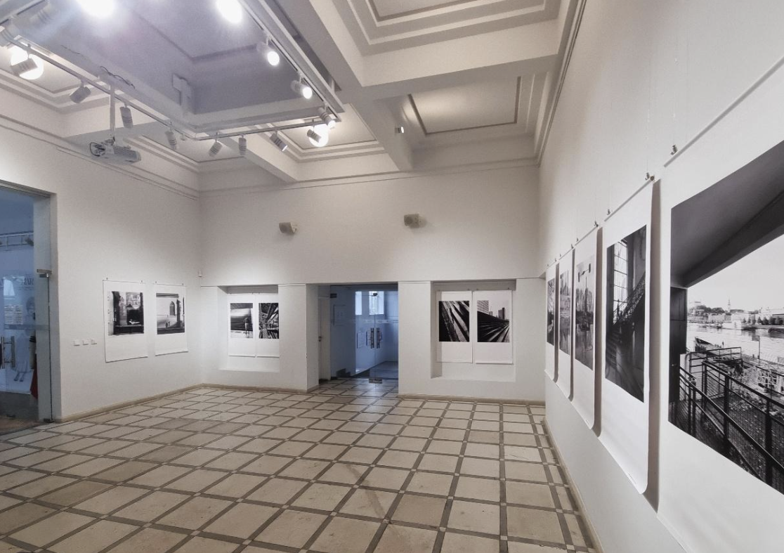 Výstava Priame spoje / Lignes directes, Paris – Bratislava 2015-2024, Galérie Umelka, december 2025Priestorová koncepcia expozície vo vstupnej hale galérie a zároveň návrh riešenia diskusného priestoru vo veľkej výstavnej sále: Mária Bogárová a Michal Bogár, 2025.