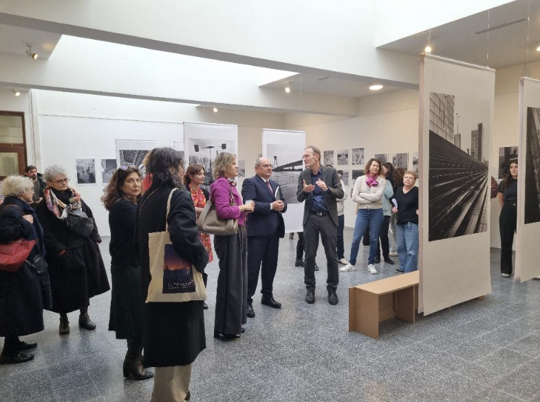 Výstava Priame spoje / Lignes directes, Paris – Bratislava 2015-2024 vo výstavnej sieni Espace Rotonde ENSA Versailles, november 2024. V centre fotografie: J. E. Ján Šoth, veľvyslanec SR vo Francúzsku, vľavo p. Jana Kňažková, riaditeľka Slovenského inštitútu v Paríži a vpravo Michal Bogár, autor fotografií (foto M. Bogár ml., 25.11.2024).