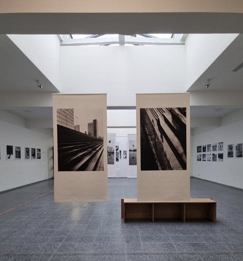 Výstava Priame spoje / Lignes directes, Paris – Bratislava 2015-2024 vo výstavnej sieni Espace Rotonde ENSA Versailles, november 2024. Priestorová koncepcia expozície: Mária Bogárová a Michal Bogár, 2024. Kurátorka výstavy: Roberta Borghi, architektka, docentka ENSA Versailles (foto M. Bogár ml., 25.11.2024).