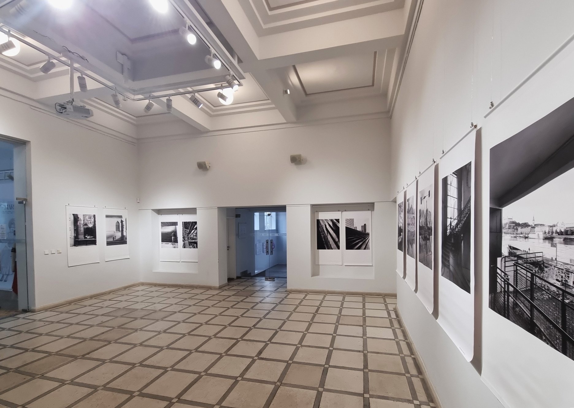 Výstava Priame spoje / Lignes directes, Paris – Bratislava 2015-2024, Galérie Umelka, december 2025. Priestorová koncepcia expozície vo vstupnej hale galérie a zároveň návrh riešenia diskusného priestoru vo veľkej výstavnej sále: Mária Bogárová a Michal Bogár, 2025.