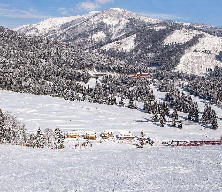 Súťažný svah. Vľavo pri vleku bude vytýčená pretekárska trať. Domček dolu (s terasou) je registračným miestom.