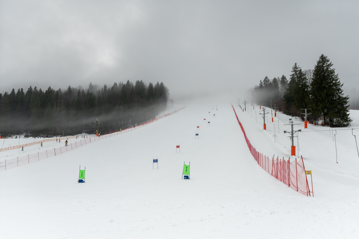Ráno nás napriek nie celkom ideálnemu počasiu vítali perfektne upravené trate...