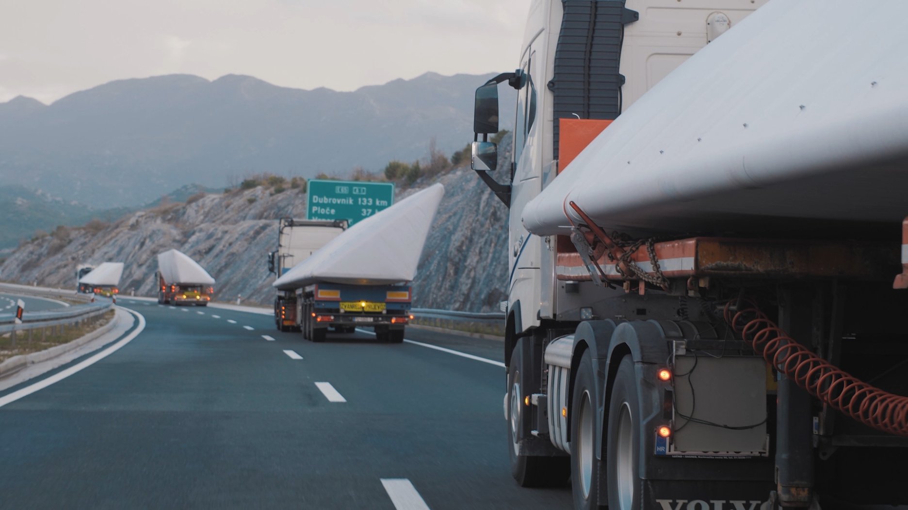 Transport tieniacych prvkov