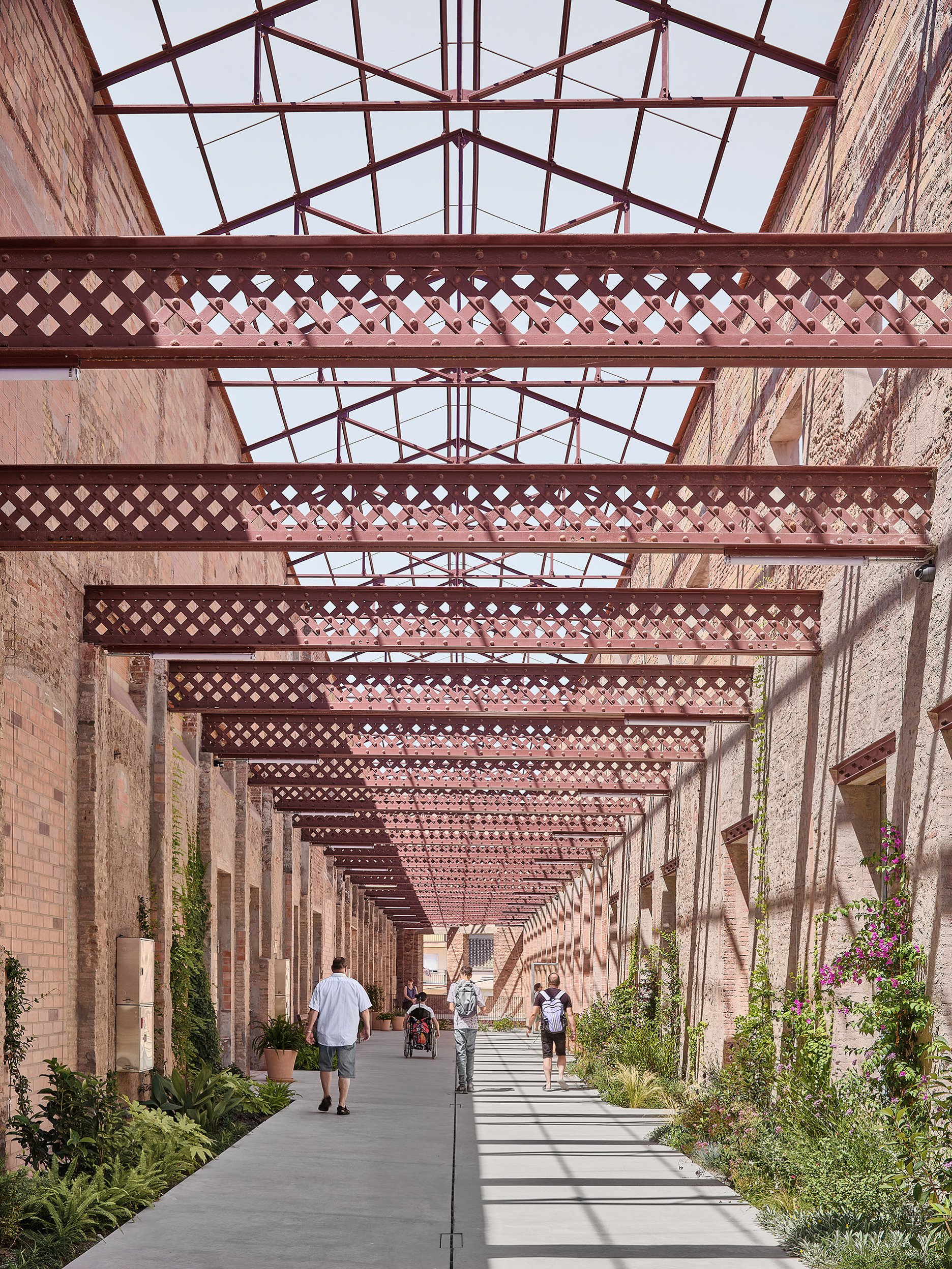 Charakter verejnej pasáže posilňuje myšlienku otvorenia centra smerom k mestu.