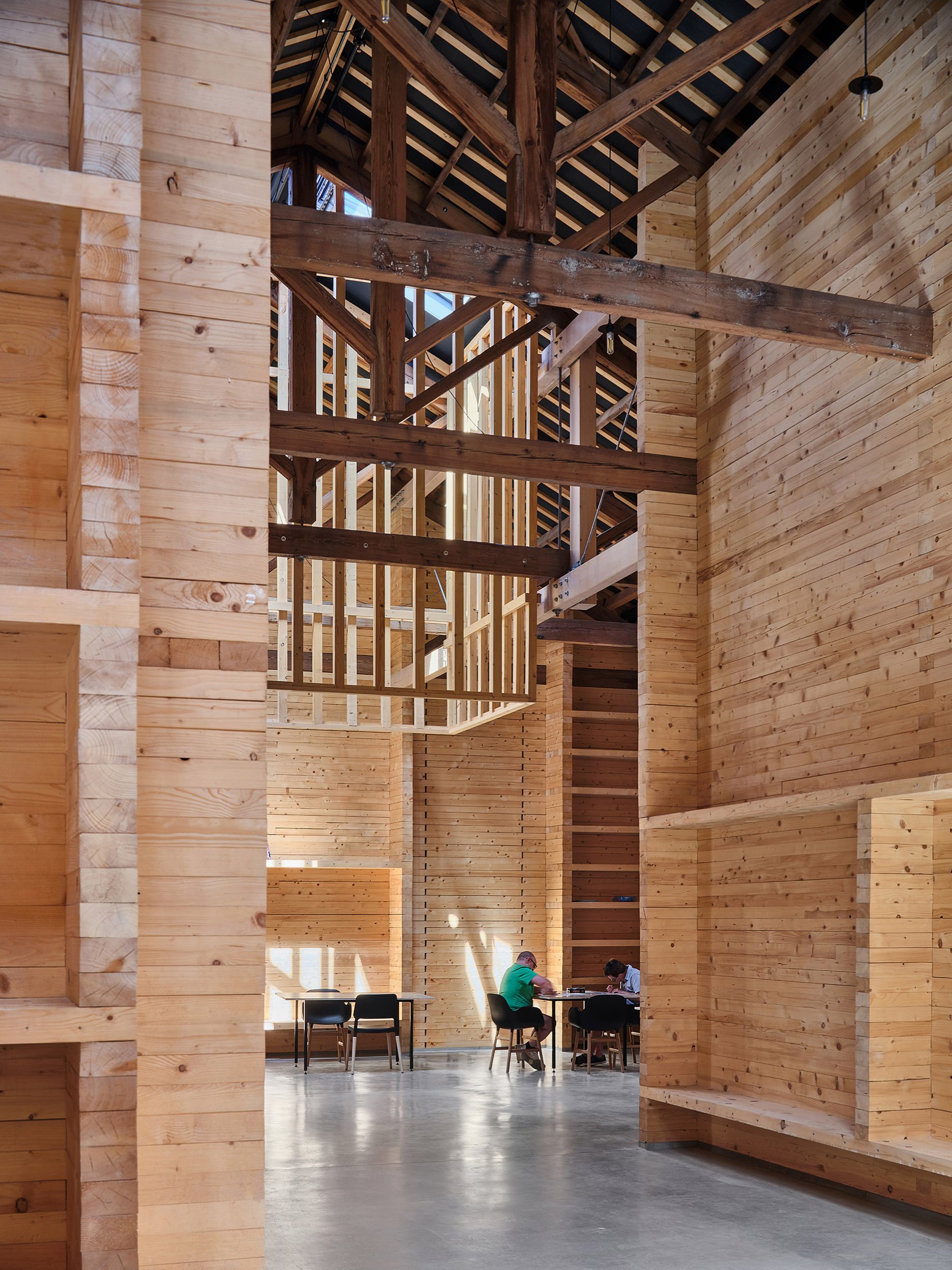 Nové priestorové usporiadanie formuje schéma statických zásahov do pôvodnej stavebnej štruktúry.