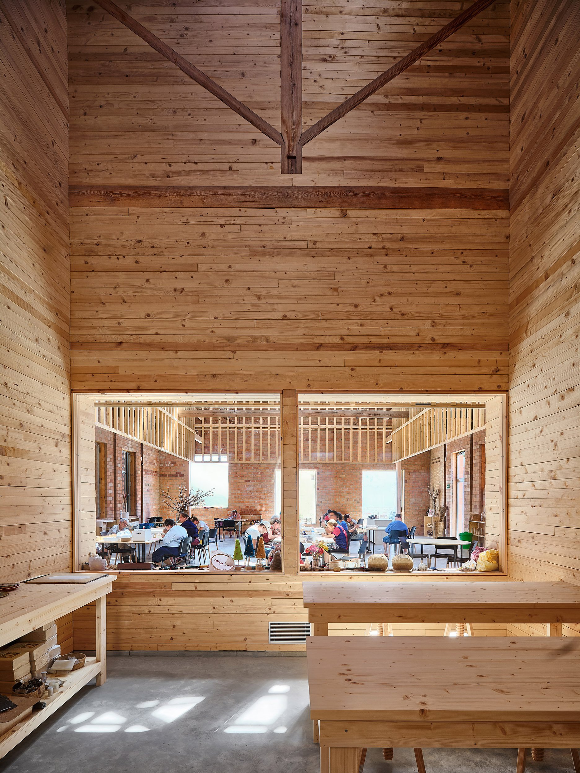 Komorné priestory sú umiestnené v blokoch, ktoré zároveň fungujú ako nosné prvky.