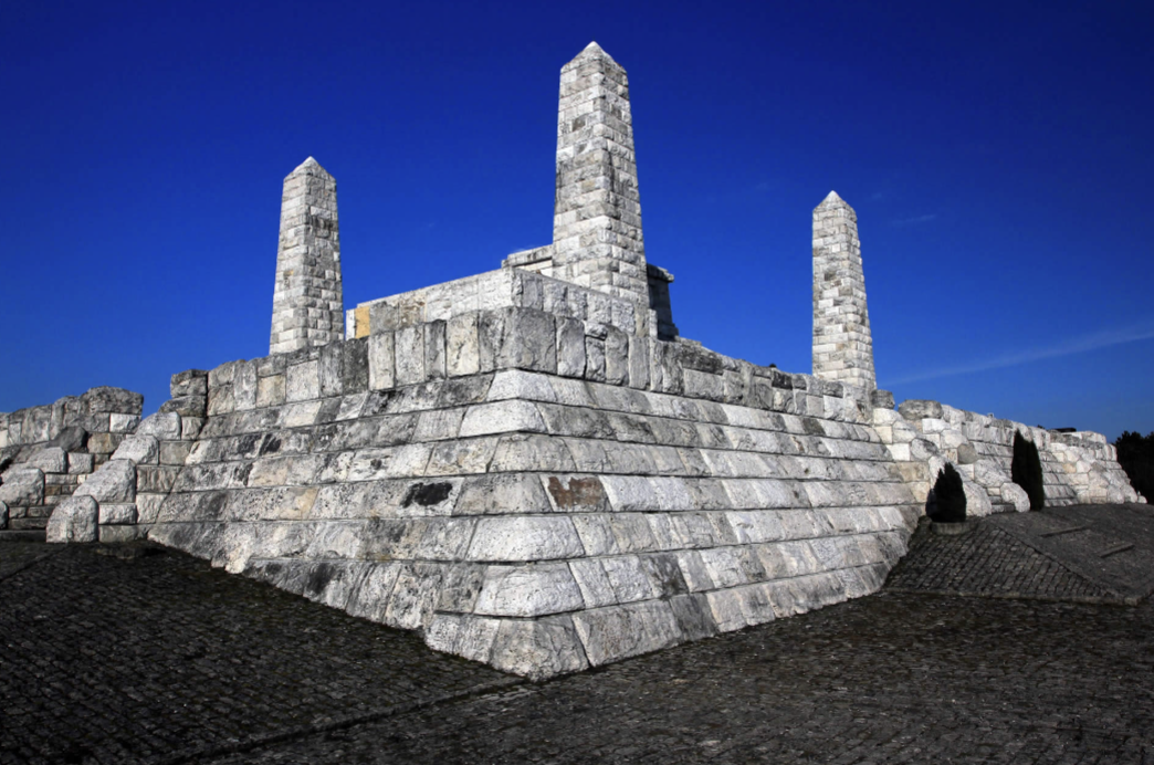 Mohyla M.R.Štefánika na Bradle – Brezová pod Bradlom