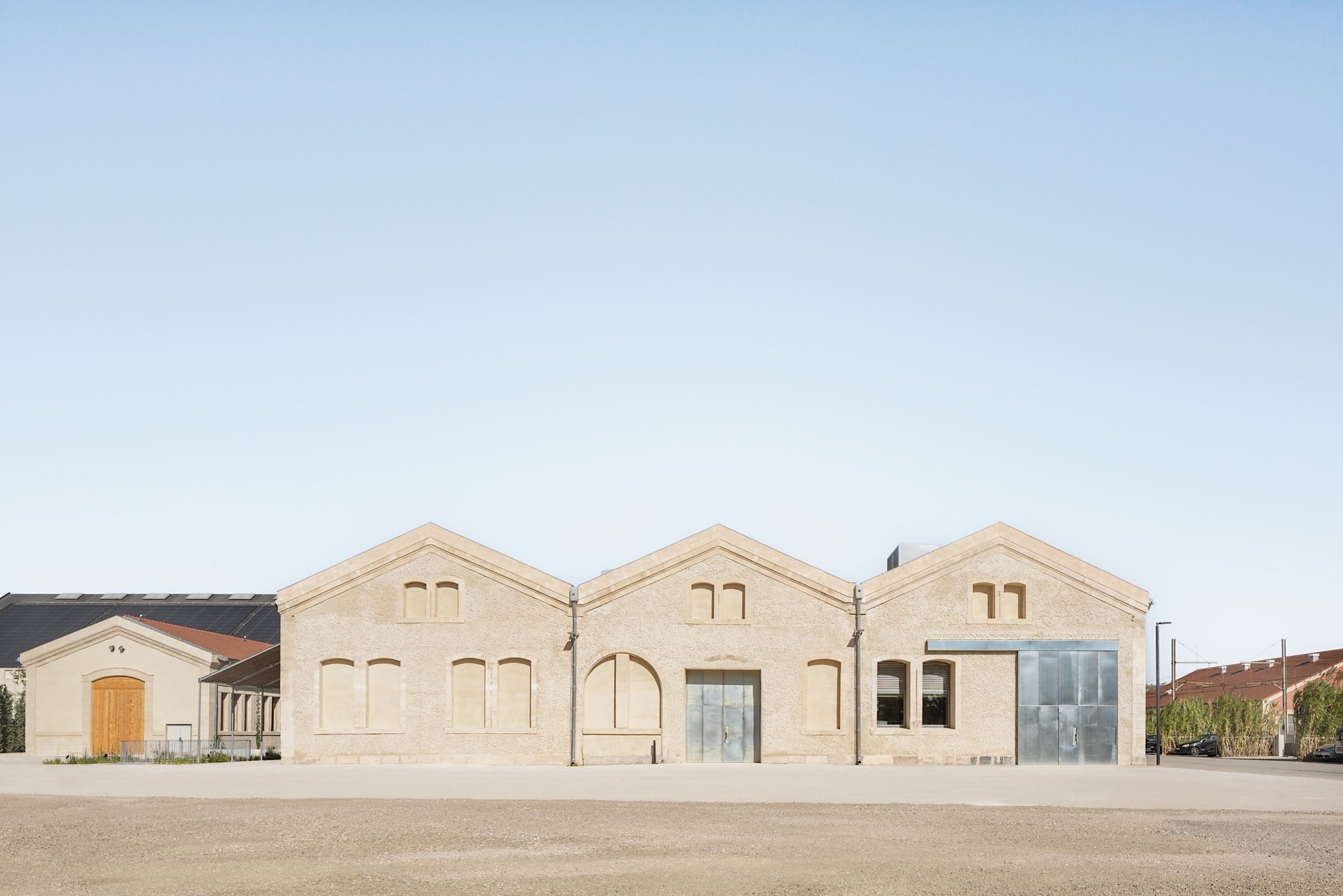 Fasáda budovy bola očistená až na nosný podklad a nanovo omietnutá vápennou omietkou s použitím drvených dlaždíc ako kameniva.