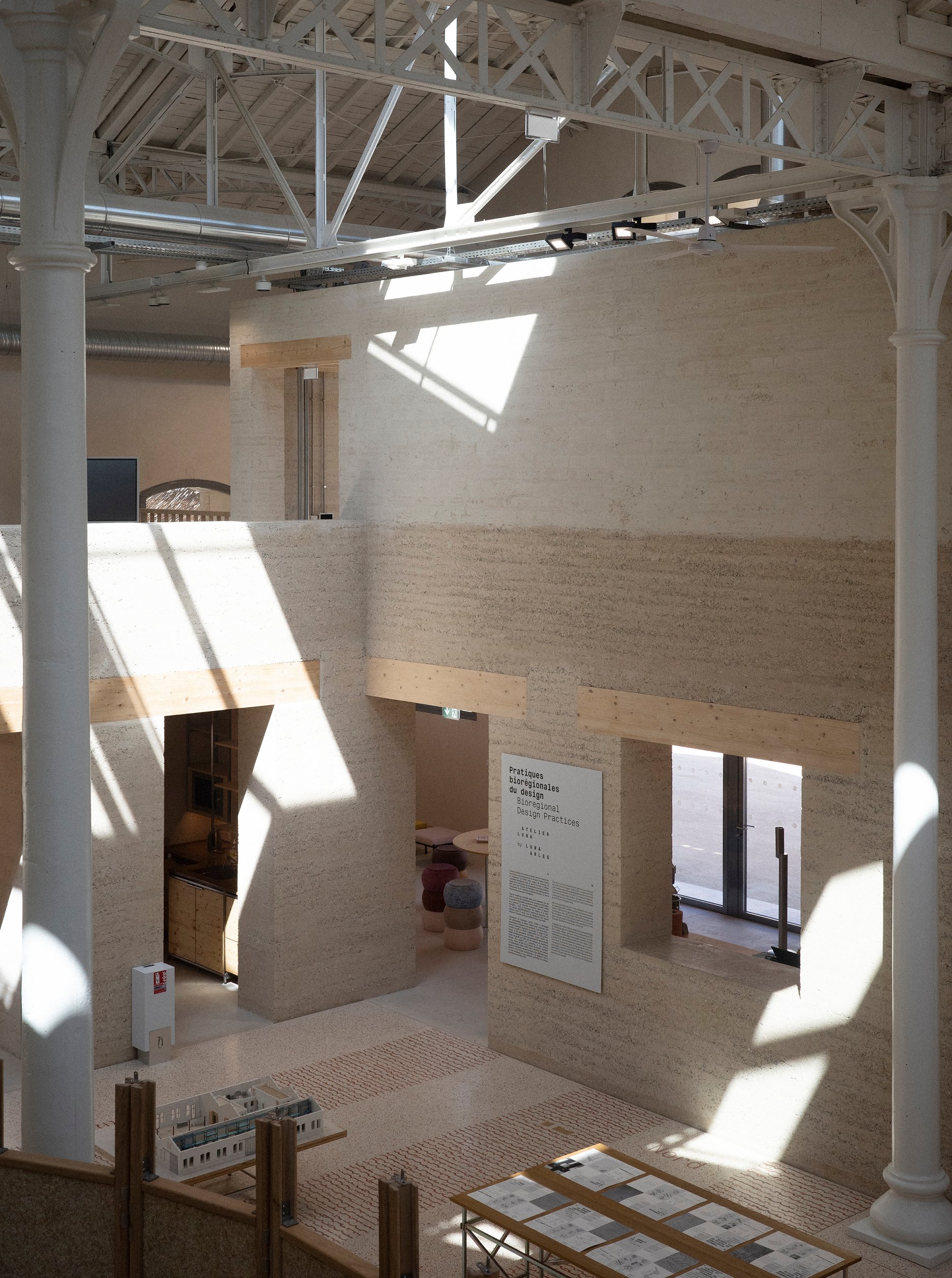 Ryžovú slamu využili autori ako tepelnú a akustickú izolácia striech a stien.