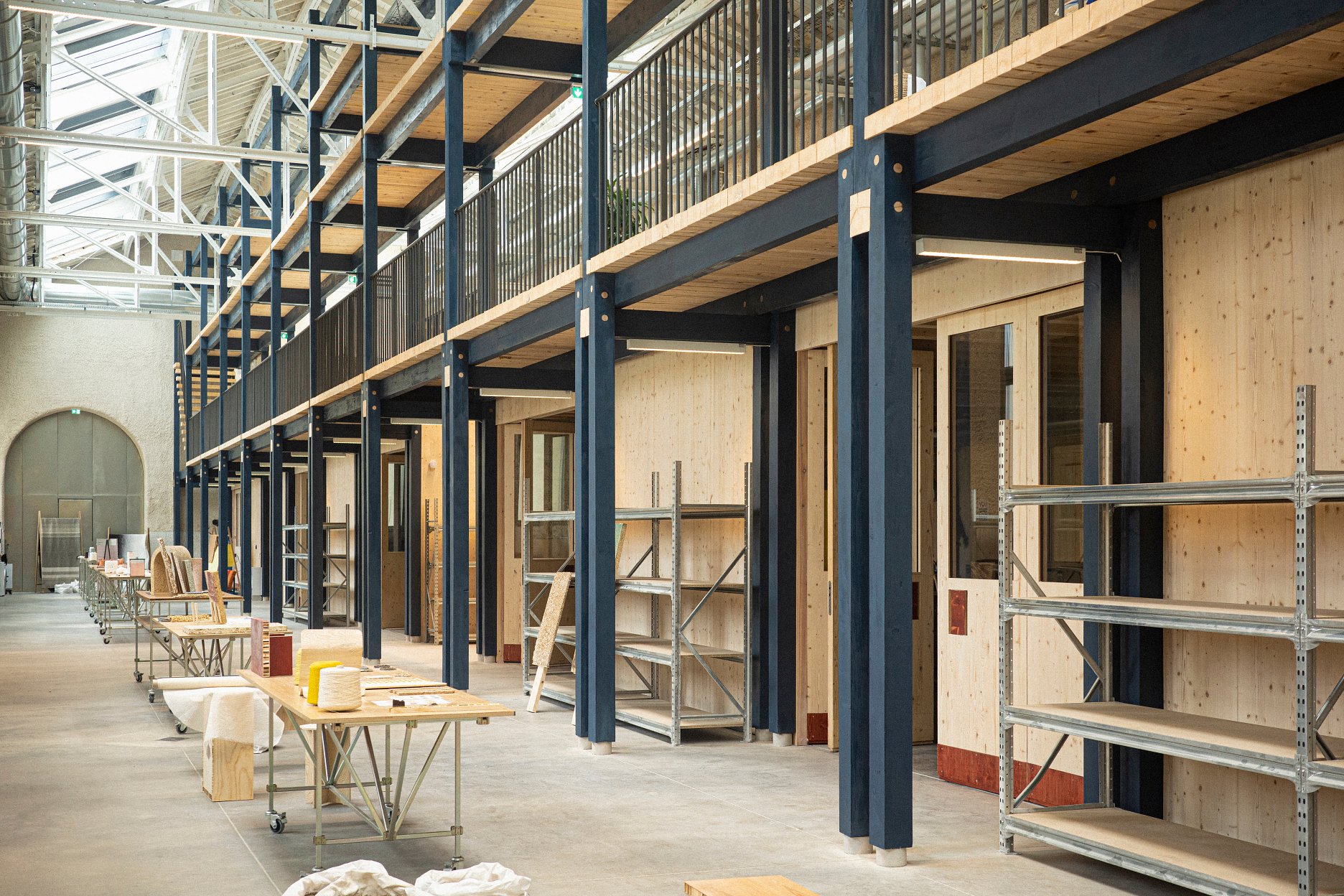 Ľahká drevená konštrukcia, ošetrená olejovou zmesou s indigom vytvára vloženú galériu.