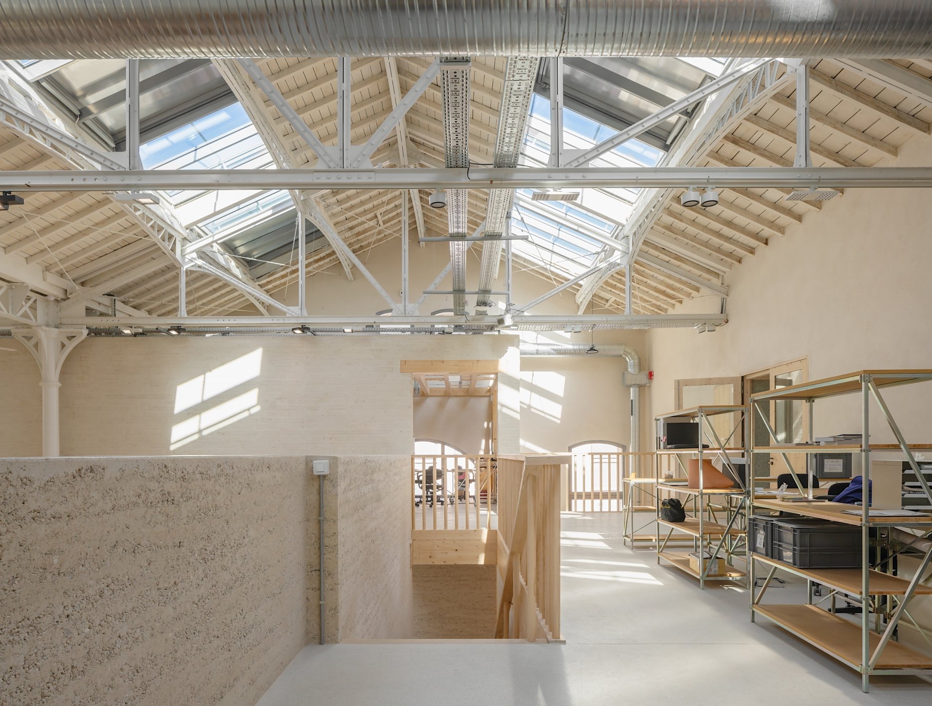 Na vloženom podlaží sa nachádzajú študijné priestory a laboratóriá. 