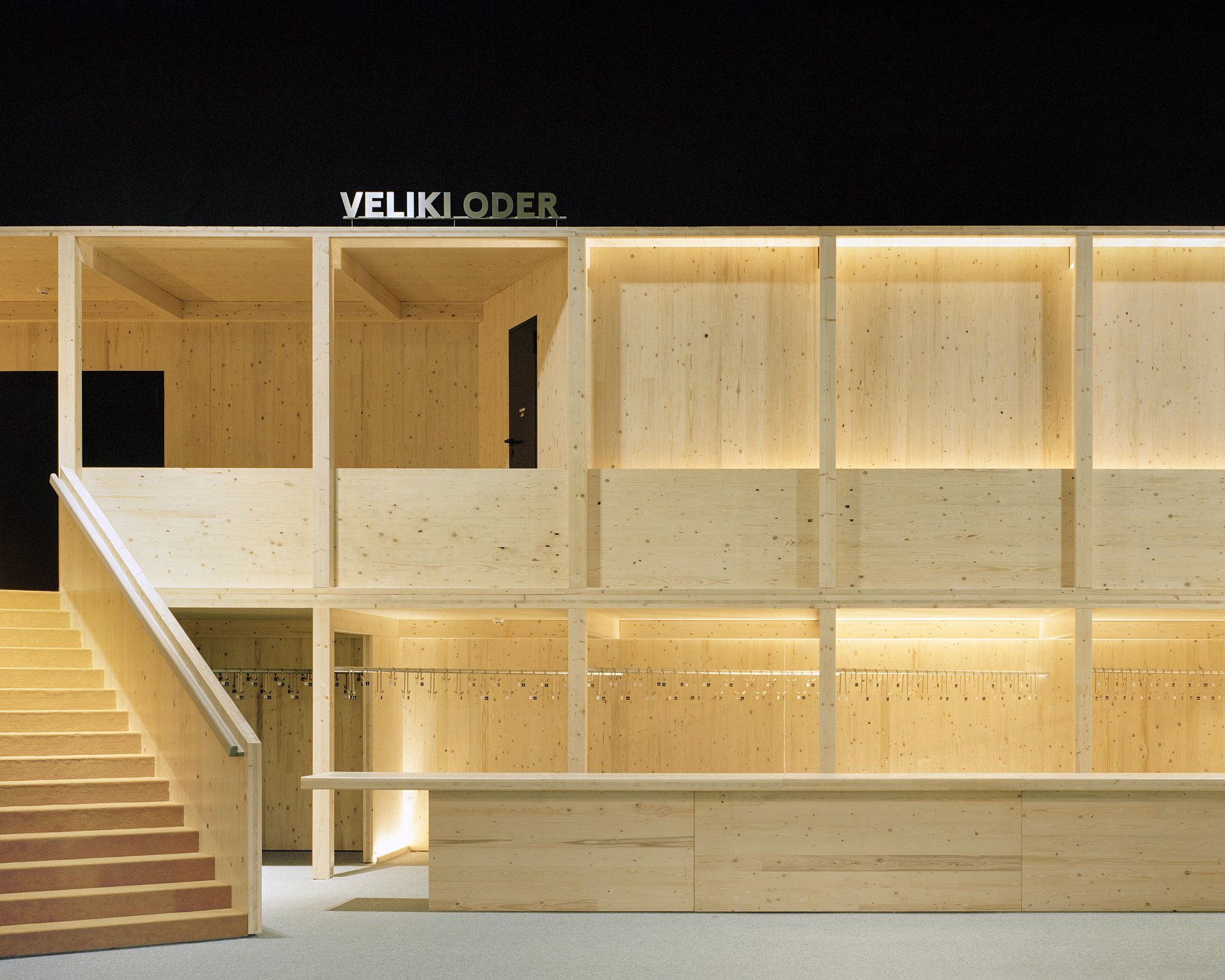 Centrálne foyer s novou dočasnou drevenou konštrukciou, vstup do Veľkej sály