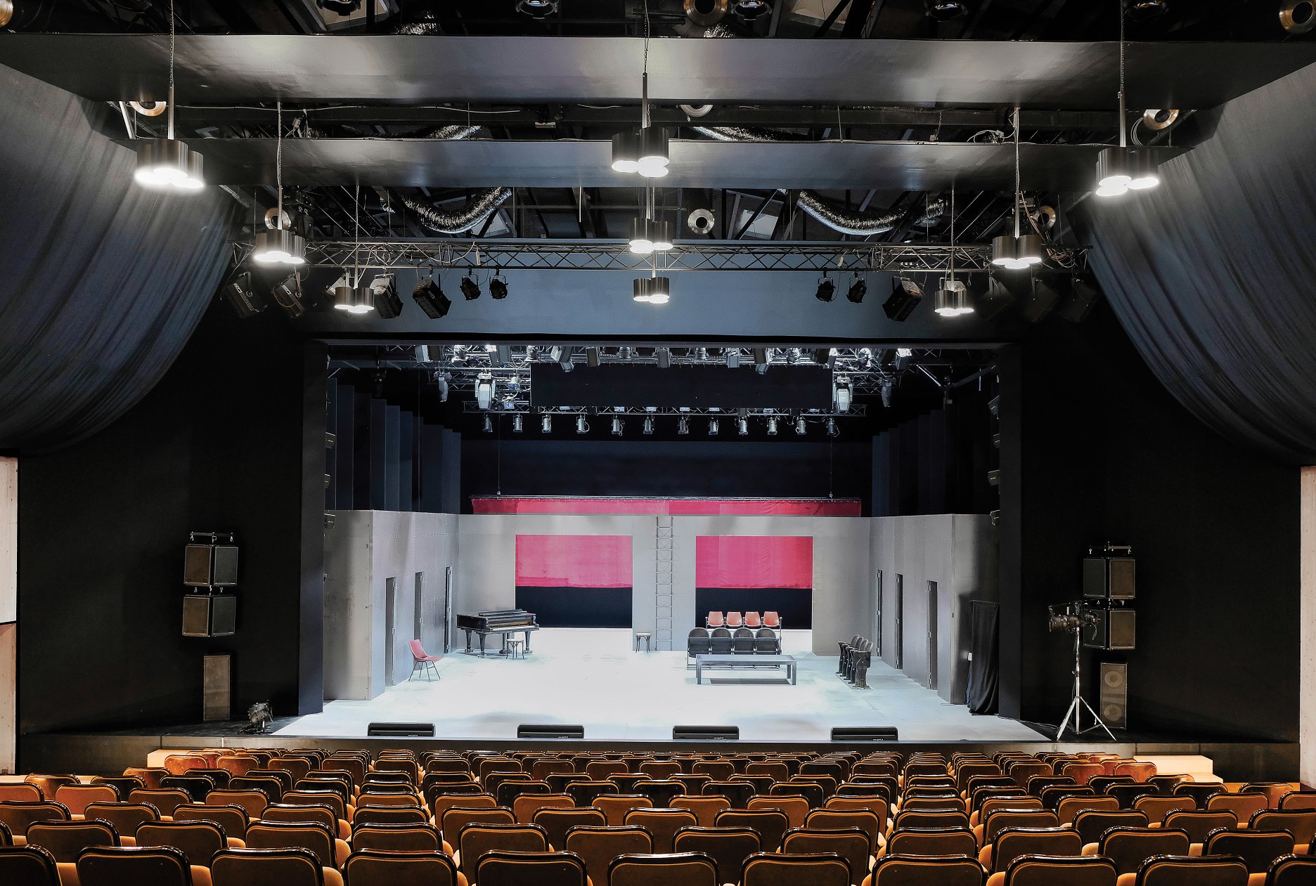 Veľká sála je dočasný priestor s mierne stúpajúcou tribunou a sedadlami zo starého divadla