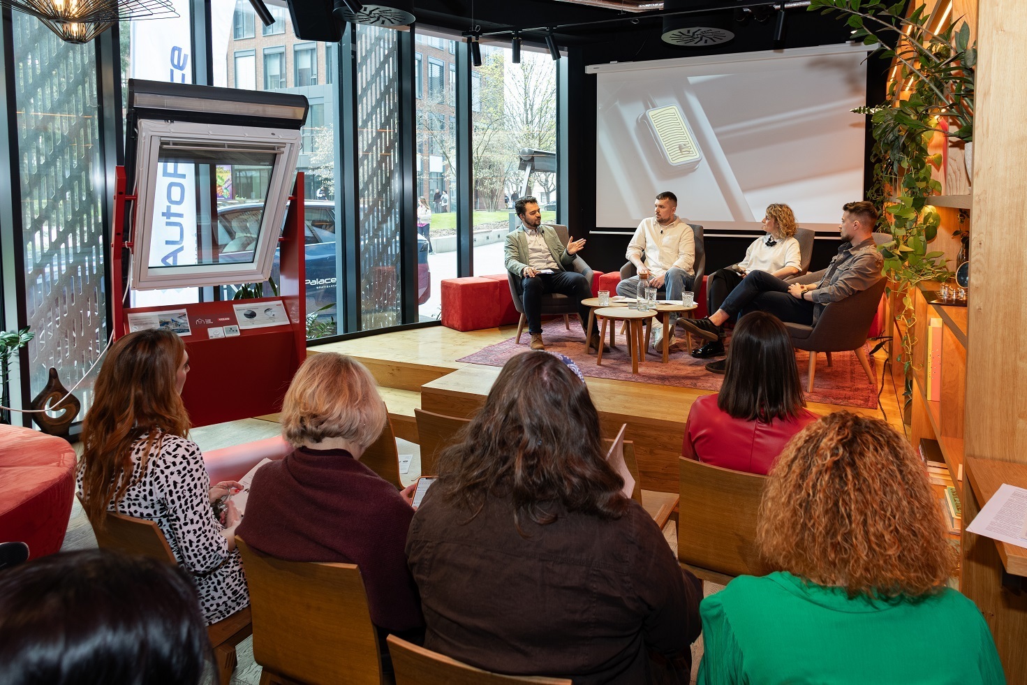 Panelová diskusia: Dizajn x Technológie x Komfort 25. 3. 2026
zľava: Moderoval Dávid Tvrdoň, spíkri: Jakub Mrázek – produktový špecialista spoločnosti VELUX; Iveta Langerová – architektka;Adam Bohuš – product genius zo spoločnosti Autopalace Bratislava; 

