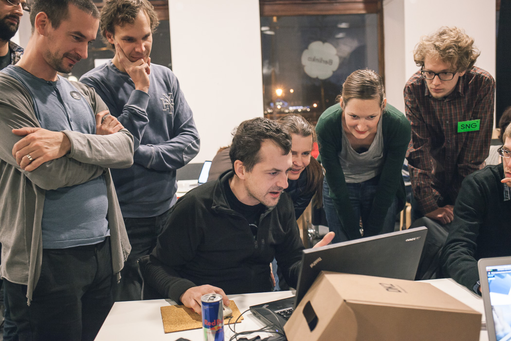 Porota posudzuje víťazný projekt Zdena Hlinku na SNG Hackathone 2014