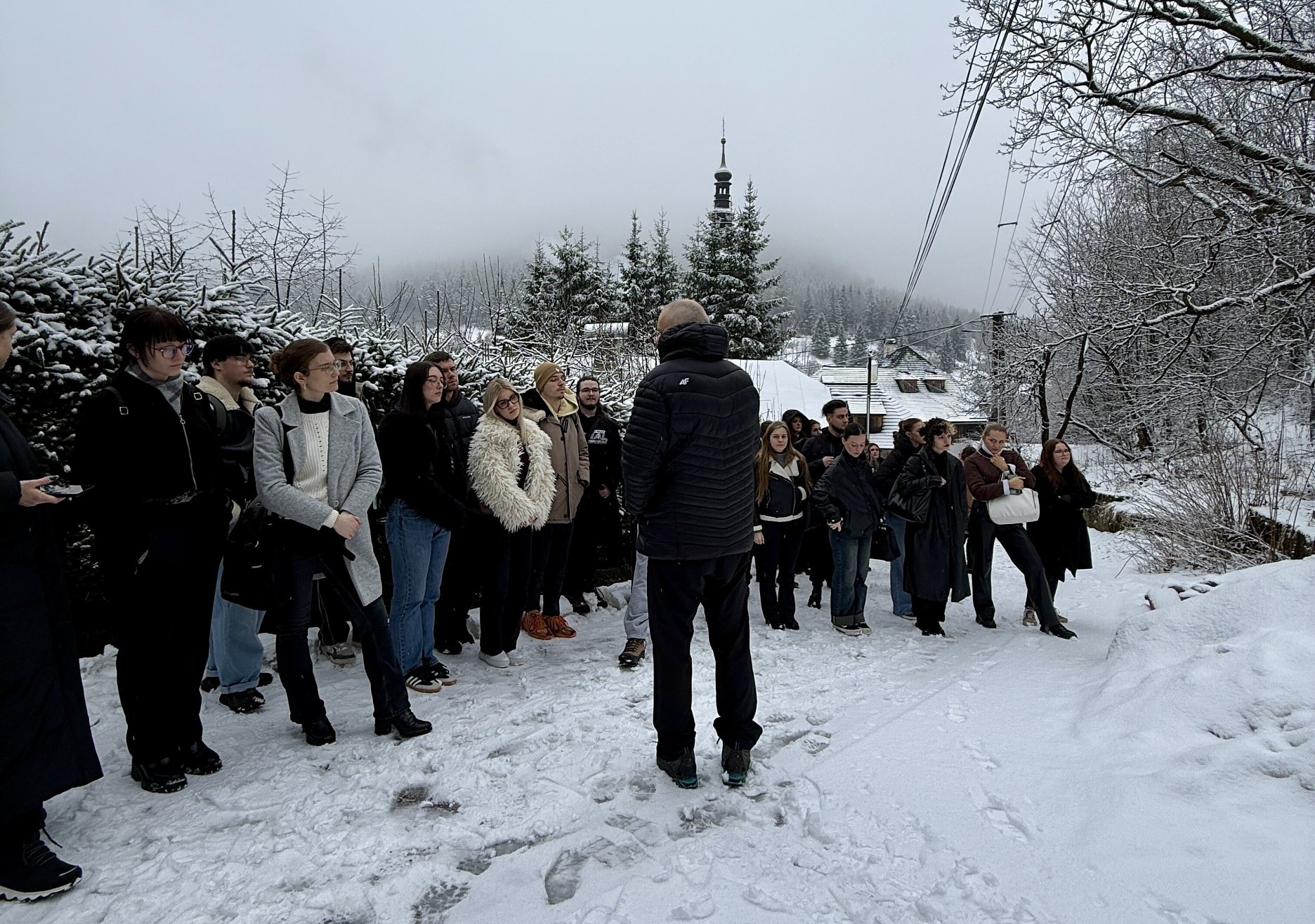 Semester a úvodná  prehliadka začali v sychravom zimnom počasí.
