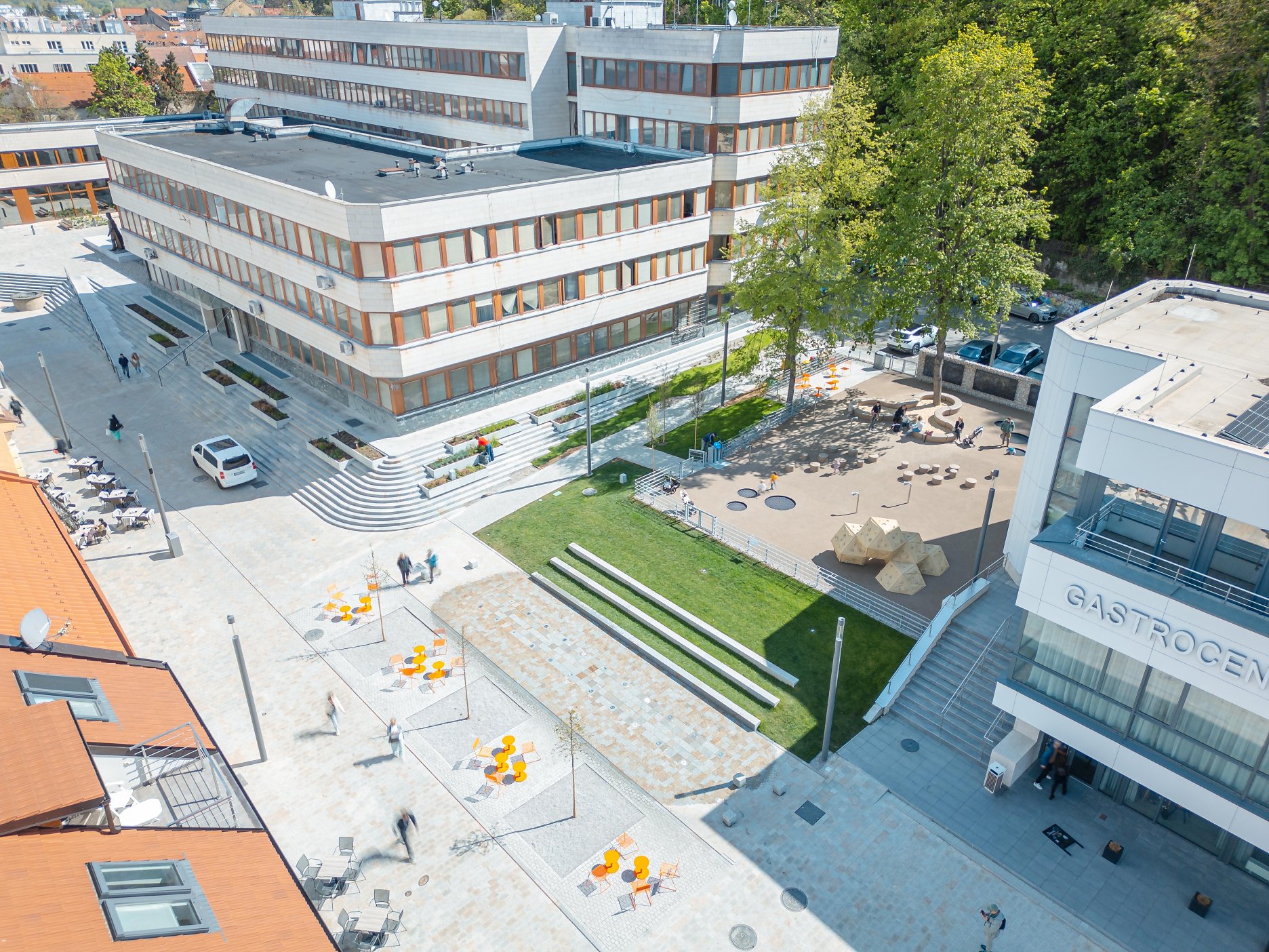 Detské ihrisko reaguje na danosť terénu a susedstvo lokálneho materského centra