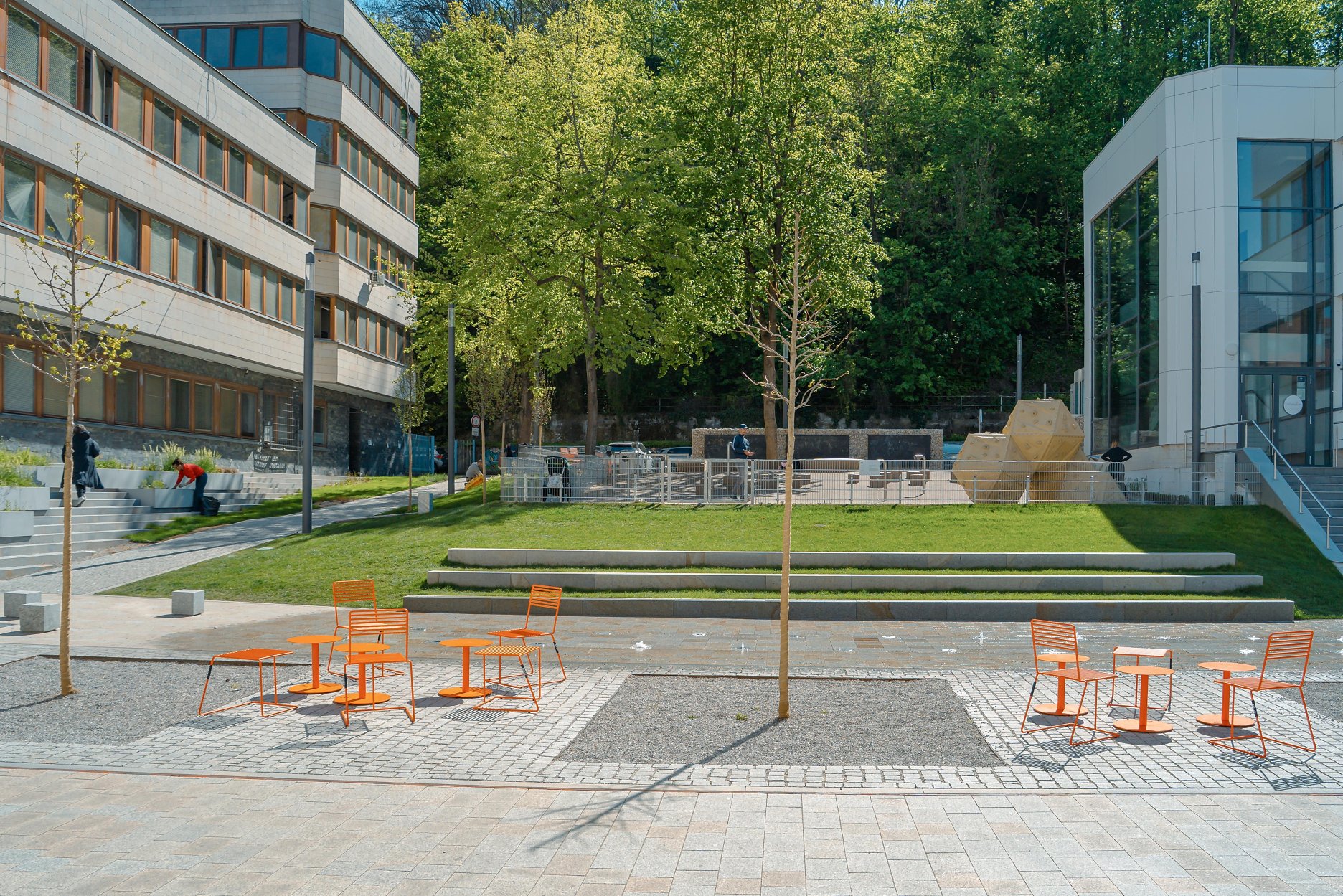 Flexibilné stoličky „Moveable chairs“ pozývajú neformálne posedenie pri fontáne