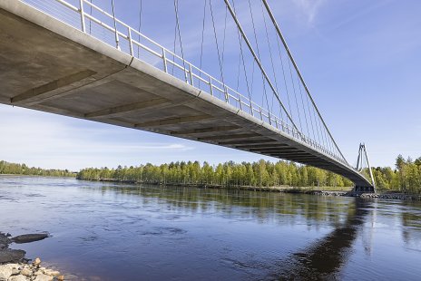 Lundabron - visutá lávka pre peších a cyklistov cez rieku Ume, Švédsko