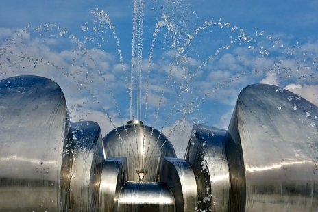 Najväčšia fontána na Slovensku je funkčná. Na bratislavské Námestie slobody sa po 16 rokoch vrátila voda
