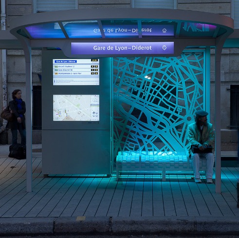 Paríž prechádza na inteligentné autobusové zastávky. Podajú vám informácie, pripoja vás k internetu a nabijú vám telefón.
