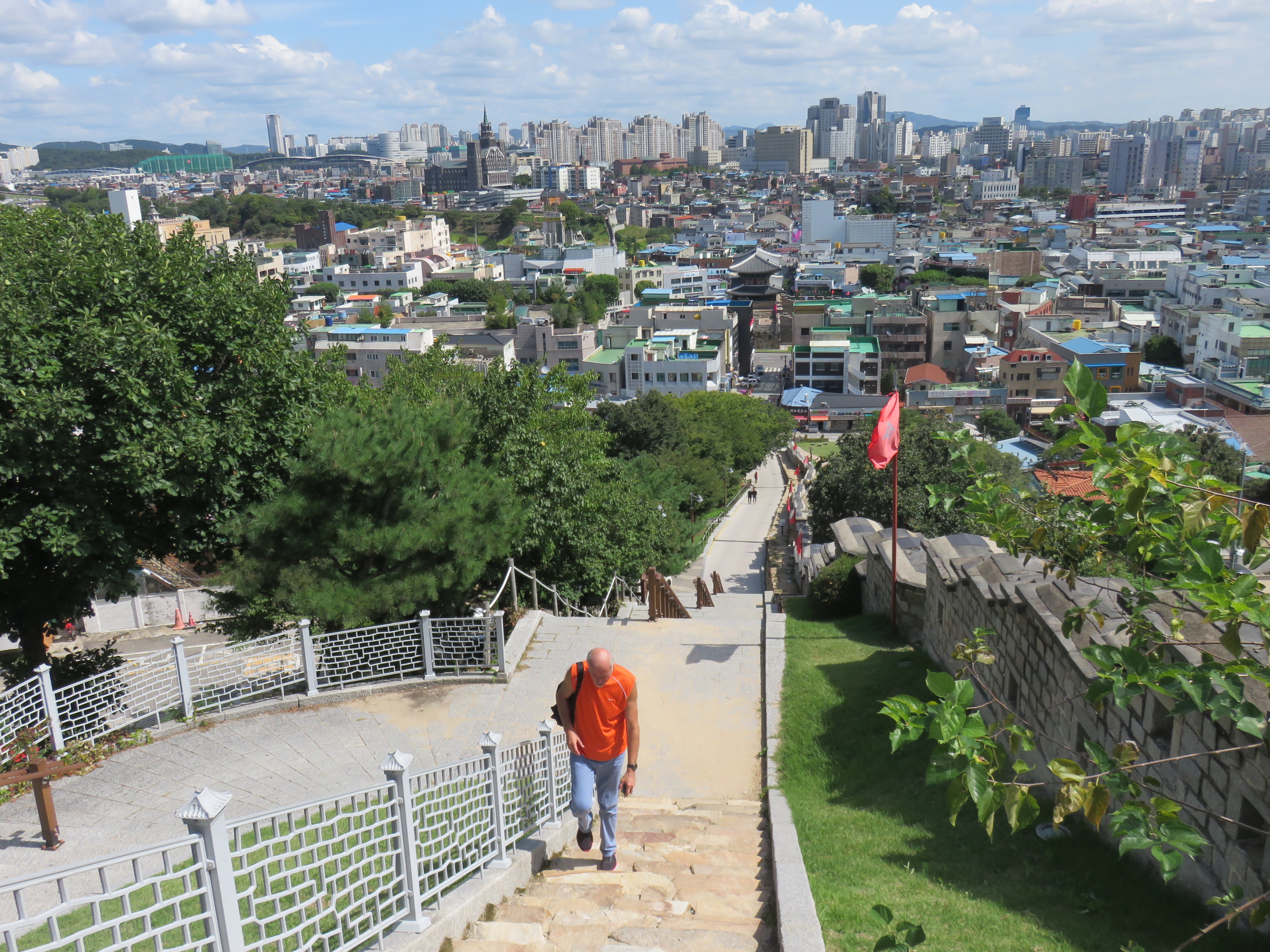 Pohľad na nové mesto z chodníka a schodov popri opevnení