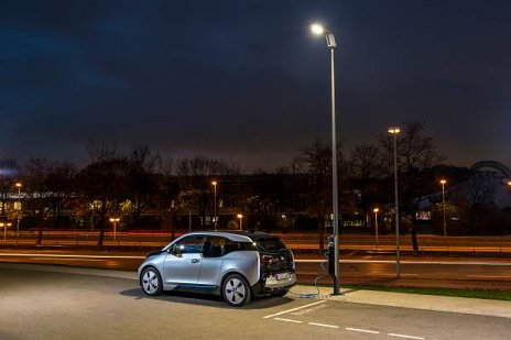 Nabíjanie elektromobilov v lampách uličného osvetlenia