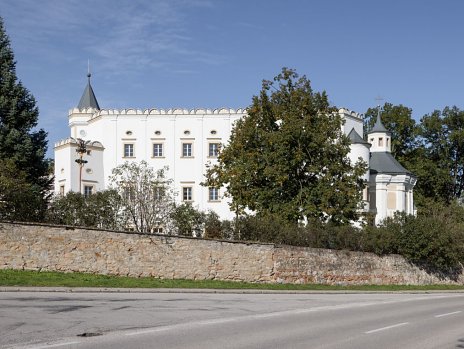 Komplexná rekonštrukcia, obnova a reštaurovanie Kaštieľa s areálom v Moravanoch nad Váhom