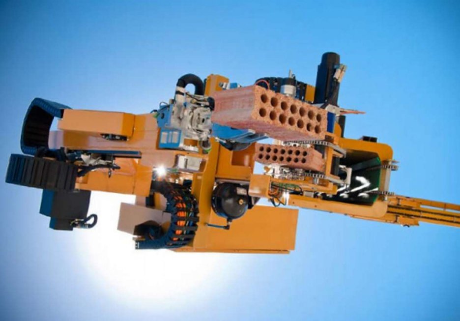 Robot Hadrián s výkonom tisíc tehiel za hodinu stavia domy