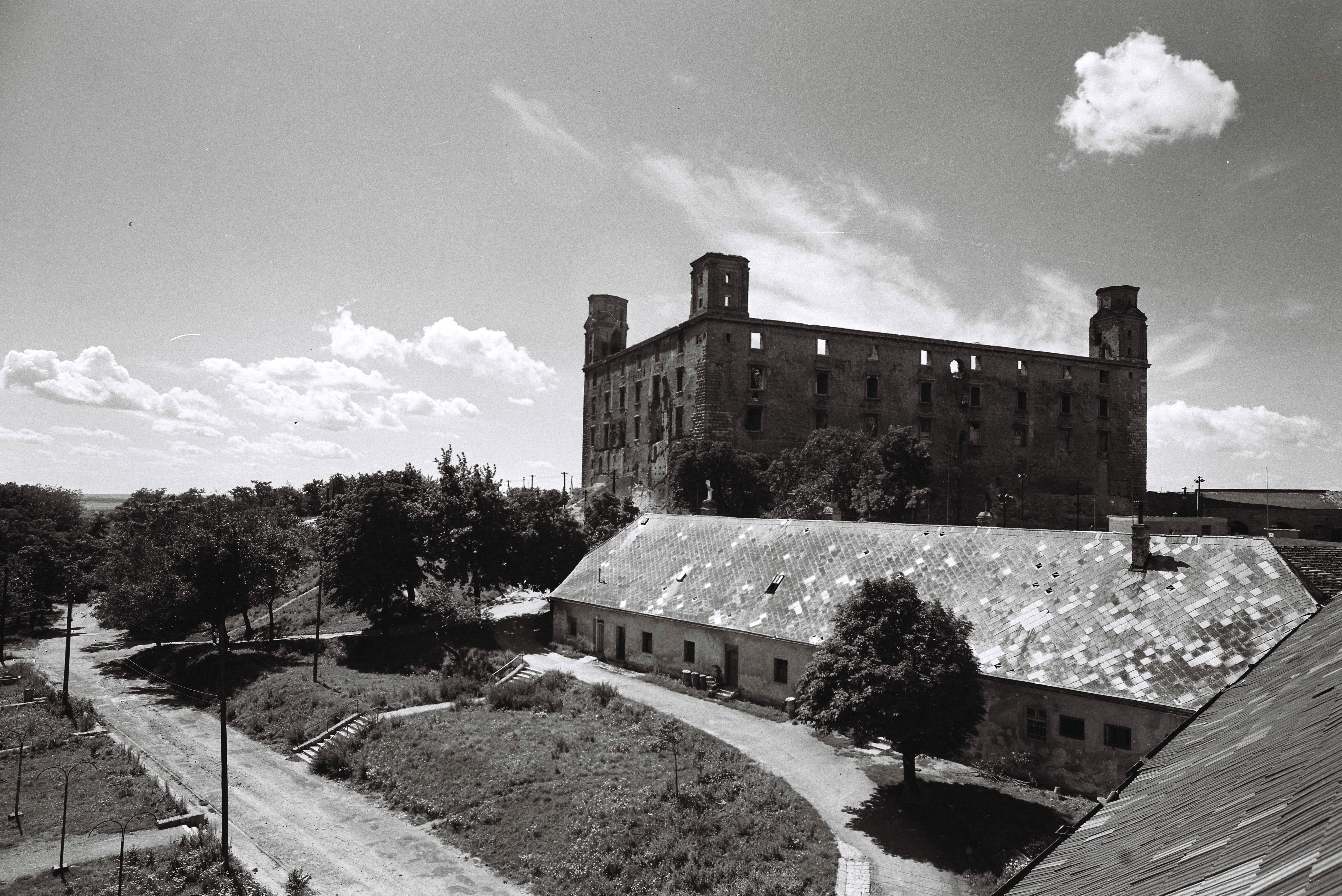 Ruina Bratislavského hradu na začiatku rekonštrukcie v päťdesiatych rokoch minulého storočia. 