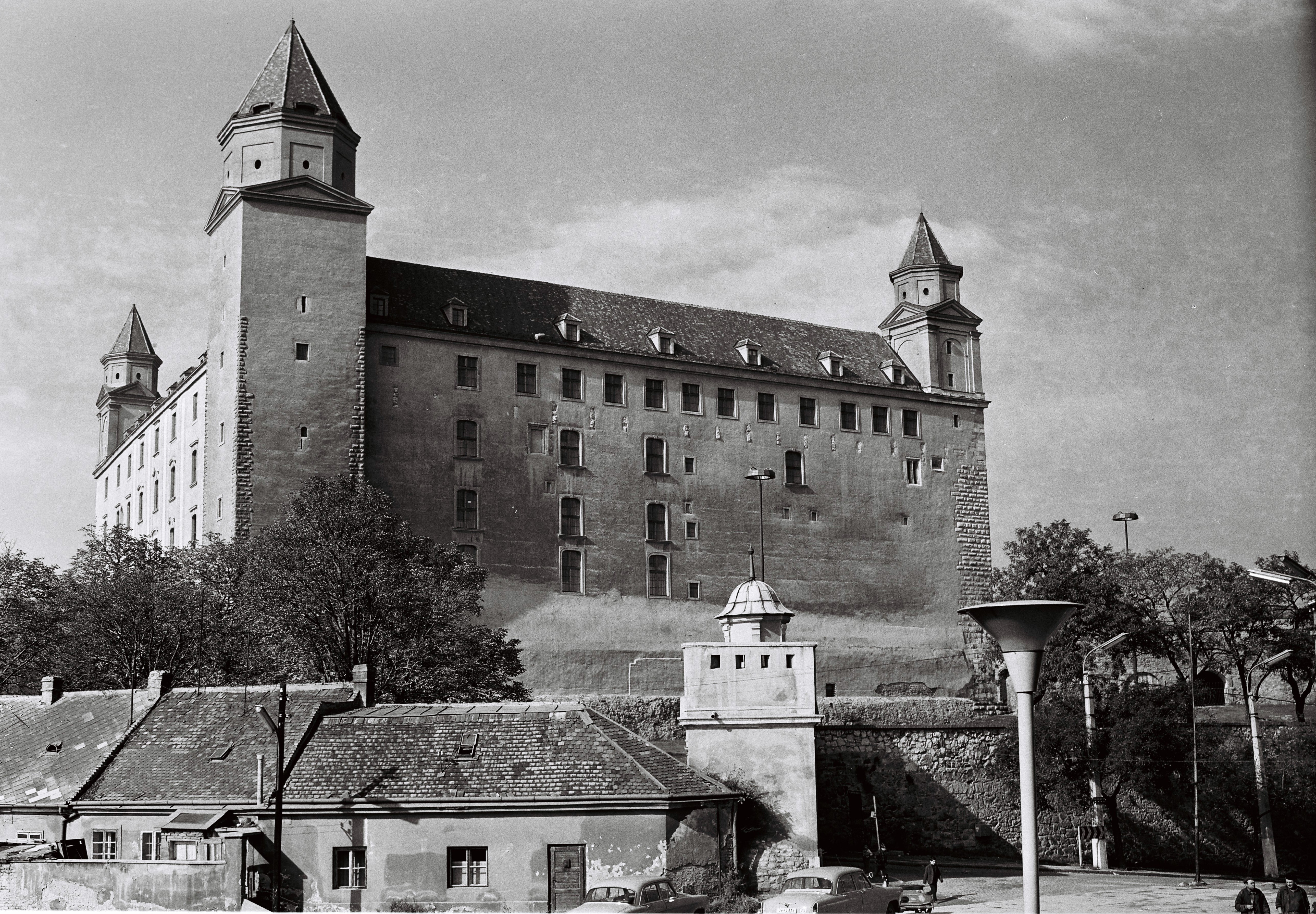 Bratislavský hrad napokon v polovici minulého storočia obnovili so sedlovou strechou. Fotografia je z roku 1968. 