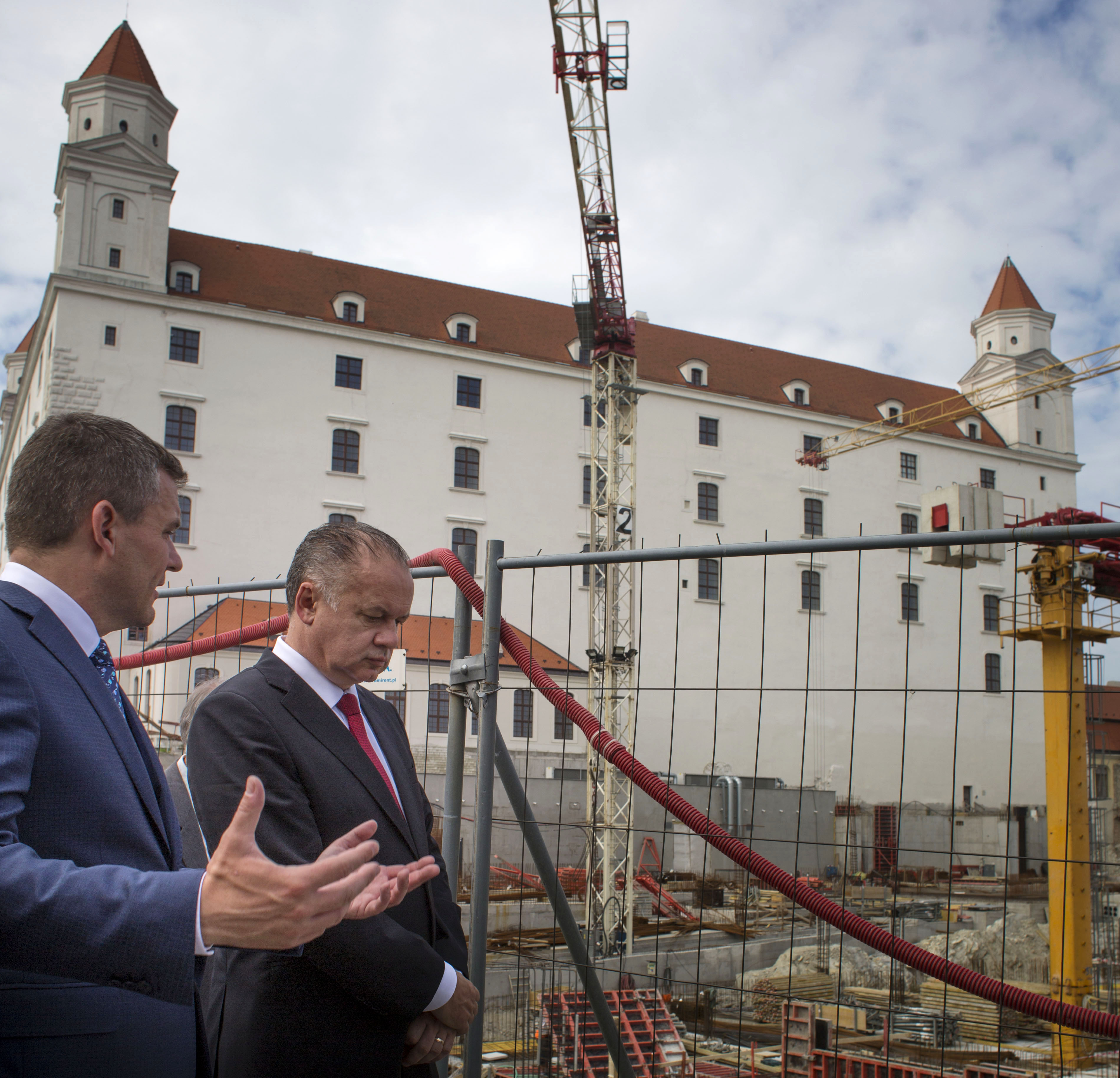 Výstavba na severnej terase Bratislavského hradu, kde budujú aj podzemné garáže. Na snímke sú predseda parlamentu Peter Pellegrini a prezident Andrej Kiska. 