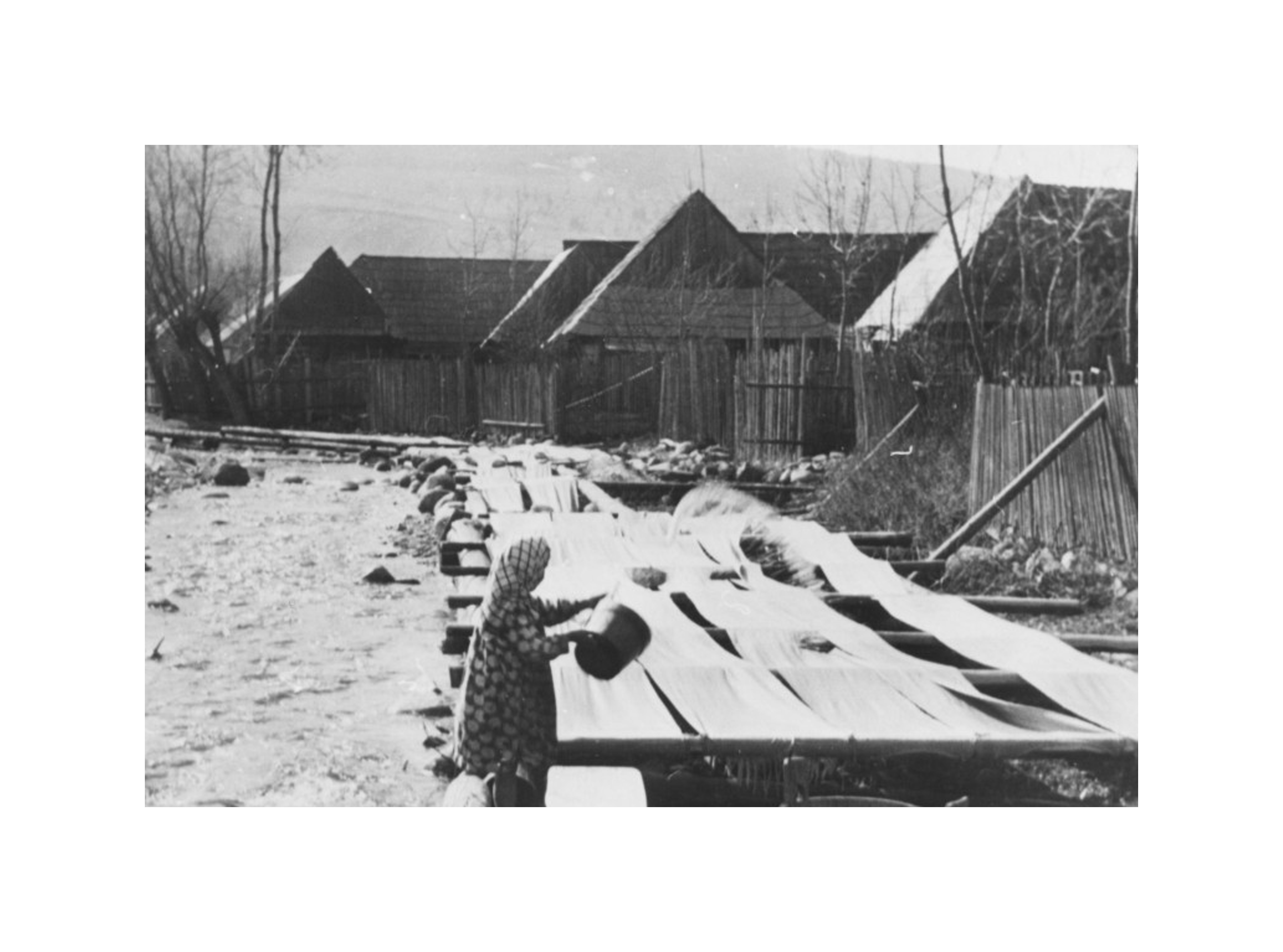 Historická fotka obce Zuberec, na obrázku možno vidieť profil tradičnej Zubereckej dediny, čo sa stalo inšpiračným momentom návrhu