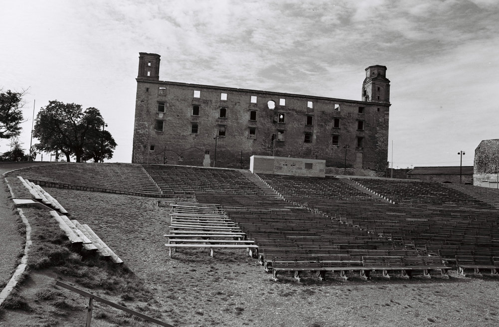 Ruina Bratislavského hradu a amfiteáter v roku 1958. Foto – archív TASR