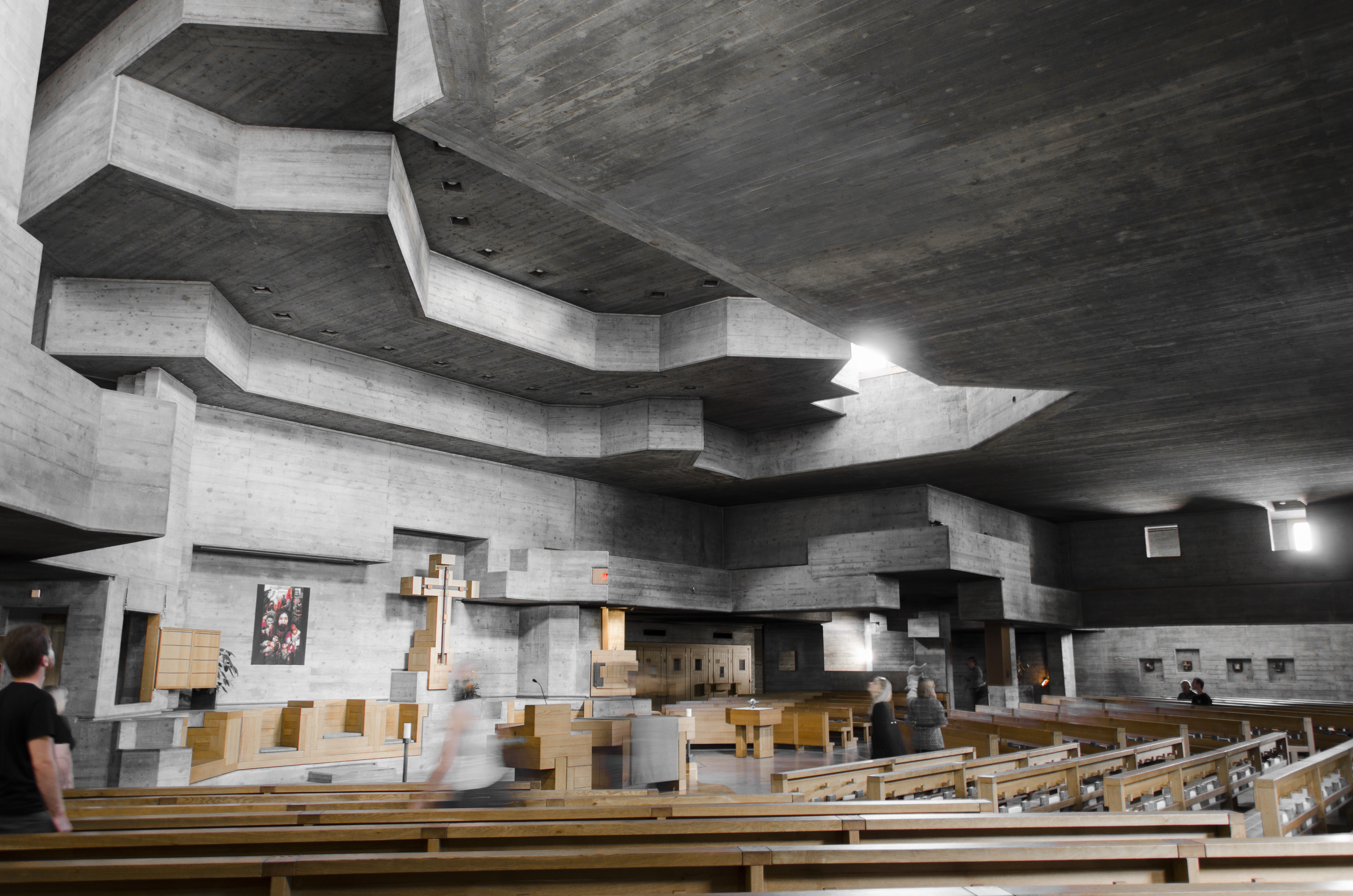 Silný zážitok v nás vyvolal Fördererov brutalistický kostol, ktorý sa vo svojej komplexnosti ani nedal zachytiť na fotografii.