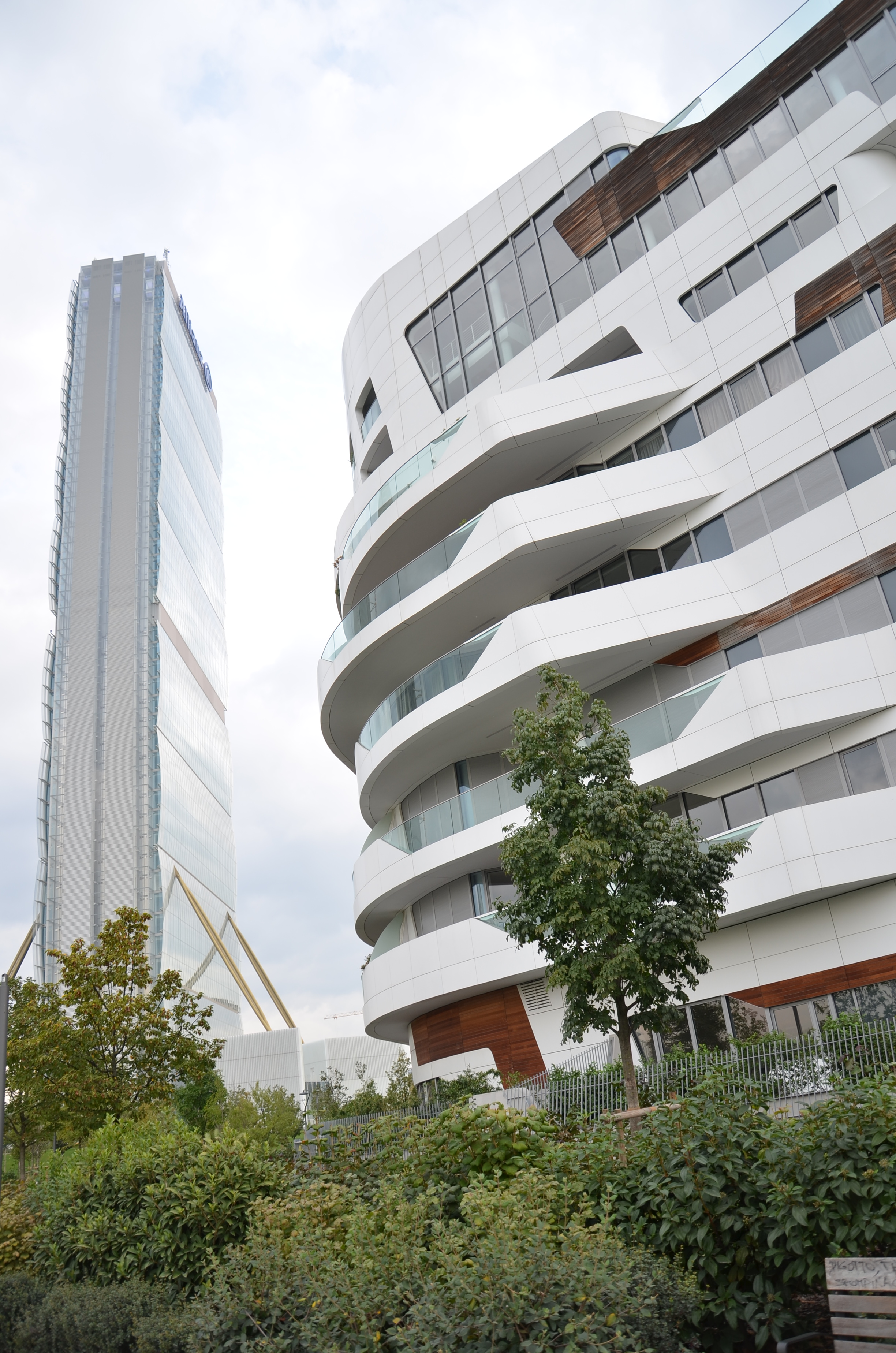 Susedstvo obytného súboru Zahy Hadid s 50-poschodovou „administratívou“ Arata Isozakiho v milánskej štvrti City Life.