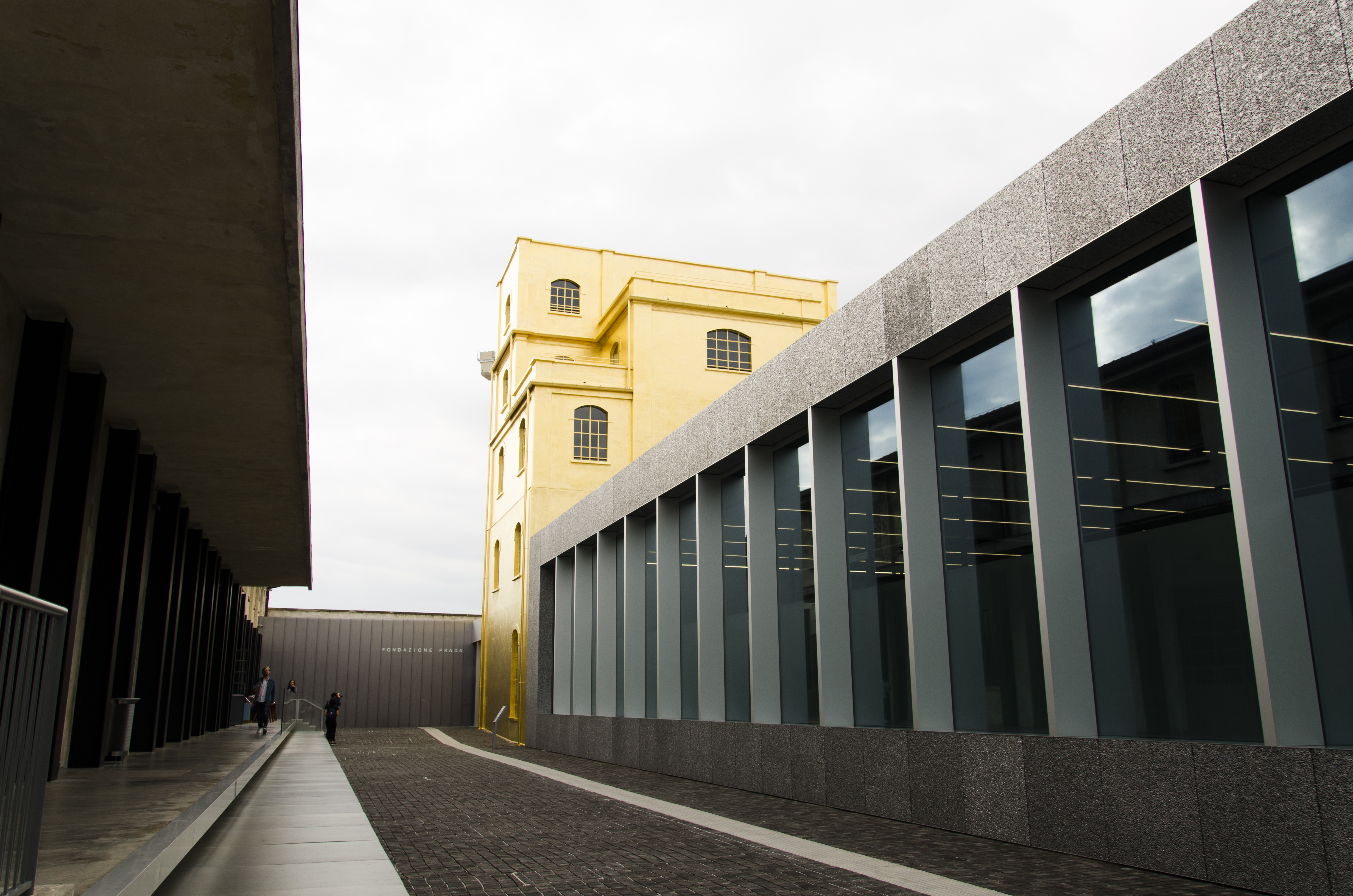 Rem Koolhaas premieňa a dostavuje areál liehovaru z roku 1910 na kultúrno-umeleckú inštitúciu Fondazione Prada.