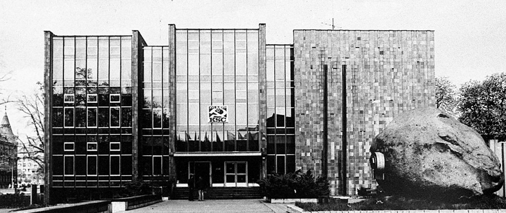 Juhočeská vedecká knižnica sídli v objekte bývalého Múzea robotníckeho hnutia, postaveného v rokoch 1971-75 podľa projektu Jana Maláta, Jiřího Víta, Jana Řezníčka a Miloša Sádka.
