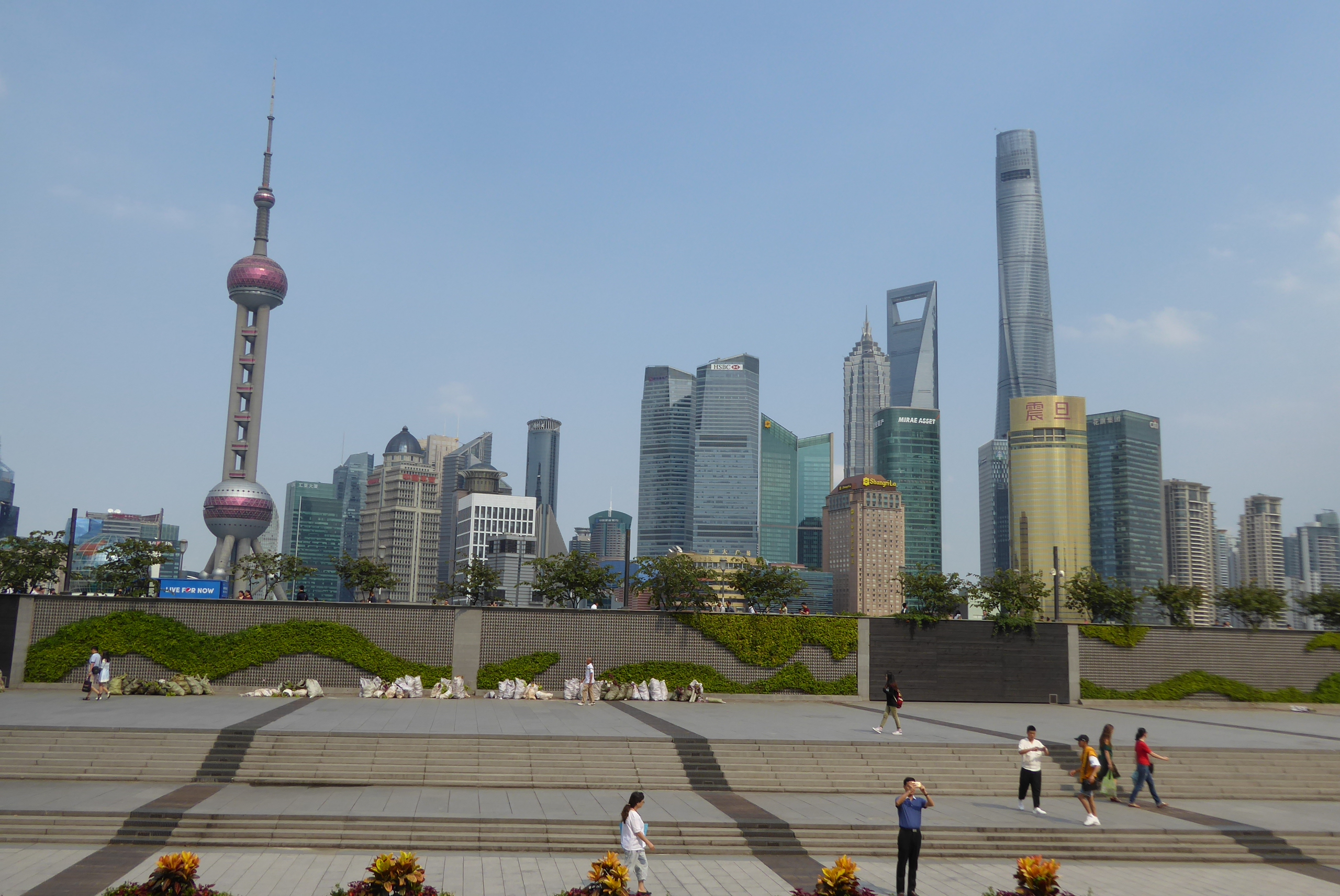 Shanghajský „Manhattan“- štvrť Pudong cez nábrežnú promenádu Bund