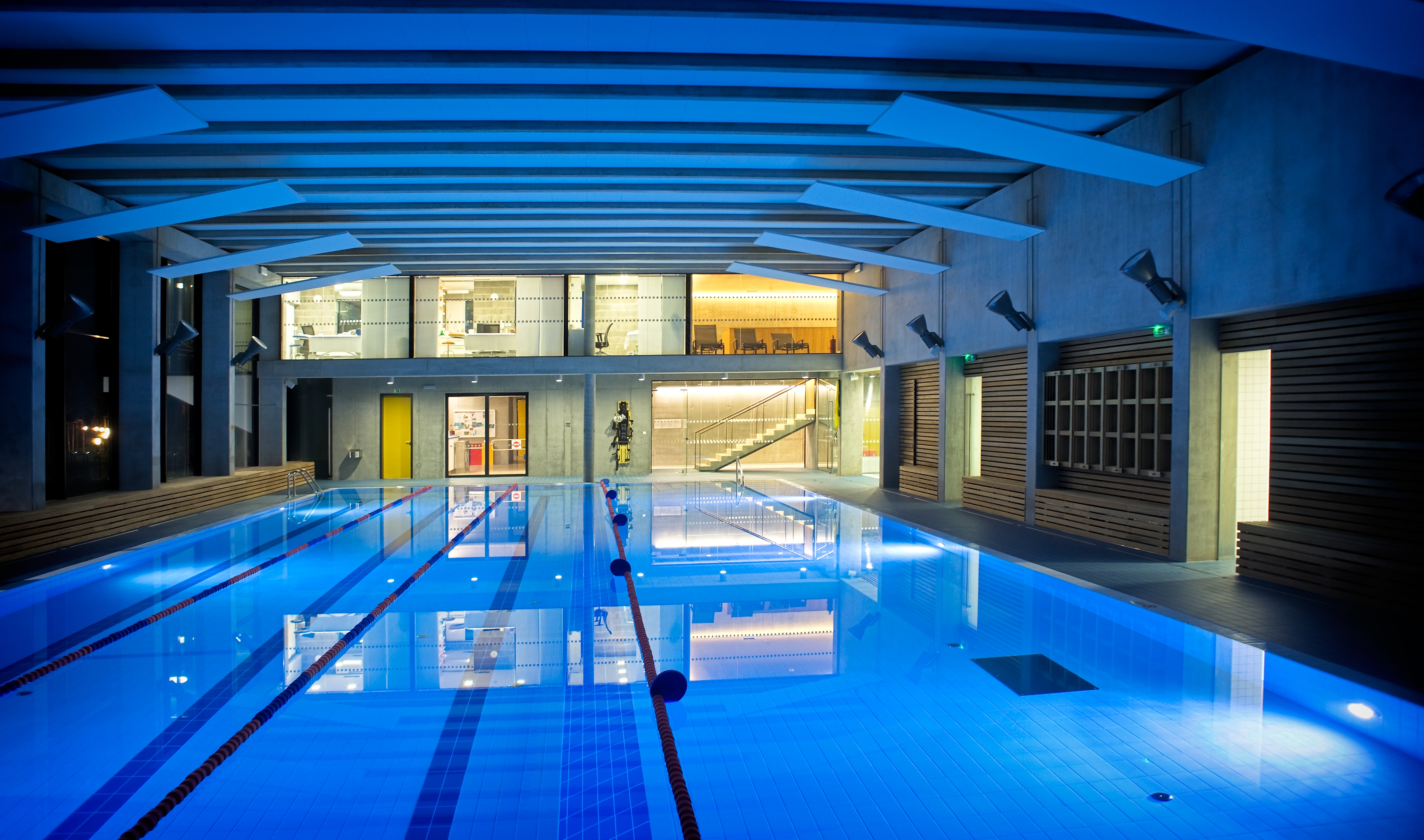 večerná prevádzka bazénu