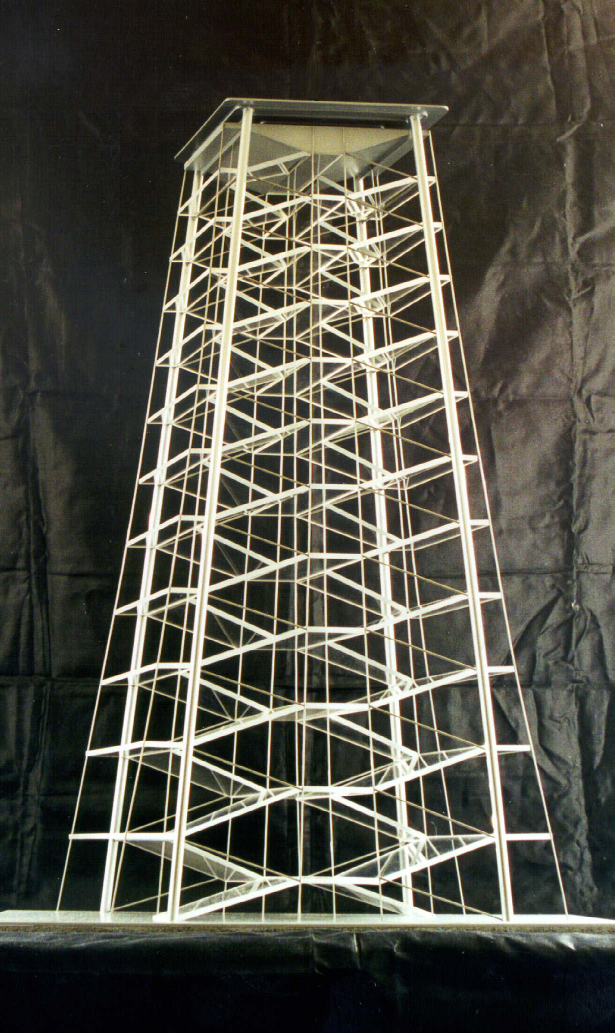 Veža výberov - 600m, 1995. Základný modul je vo veži umiestnený 11-krát nad sebou.